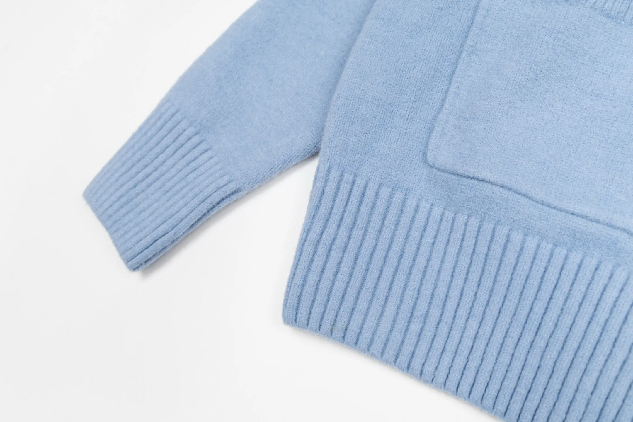 🅿️600 [Exclusive supply] Ami Love Jacquard Double Pocket Knitted Cardigan (Blue) The original version was purchased and developed for 3,399. The fabric is made of alpaca wool to maintain a stable pattern. The stitching is even and firm, and the details are meticulously handled, reflecting the brand's strict control over quality. The overall design is simple and elegant, suitable for various occasions. Whether it is business or leisure, it can show an elegant and decent style. The overall wiring is straight and delicate, the fabric is comfortable and soft, and the color is consistent without color difference. It can be matched with the same style to create a fashionable look, and can be used in various occasions. Customized accessories, complete with three standards, the same style for men and women. Size:S-M-L-XL