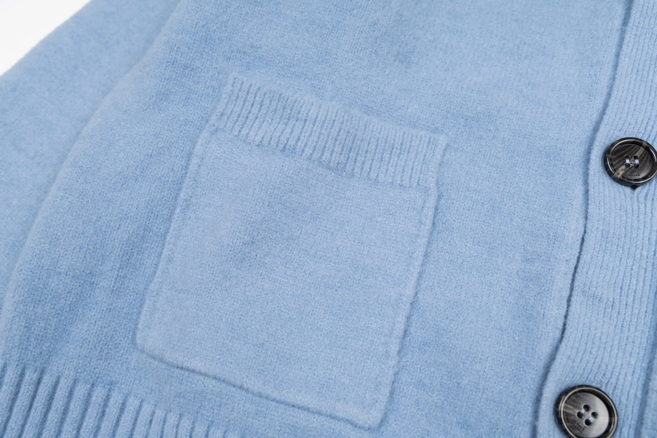 🅿️600 [Exclusive supply] Ami Love Jacquard Double Pocket Knitted Cardigan (Blue) The original version was purchased and developed for 3,399. The fabric is made of alpaca wool to maintain a stable pattern. The stitching is even and firm, and the details are meticulously handled, reflecting the brand's strict control over quality. The overall design is simple and elegant, suitable for various occasions. Whether it is business or leisure, it can show an elegant and decent style. The overall wiring is straight and delicate, the fabric is comfortable and soft, and the color is consistent without color difference. It can be matched with the same style to create a fashionable look, and can be used in various occasions. Customized accessories, complete with three standards, the same style for men and women. Size:S-M-L-XL