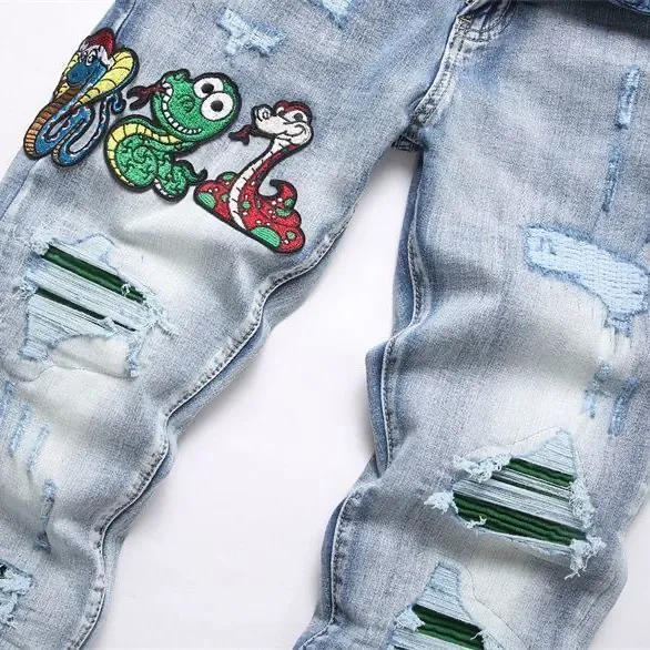 P168 💰 AMIRI patch embroidery jeans trousers AMIRI high street basic ripped tight elastic jeans trousers amiri brand jeans break the production process and cutting of the original jeans, the fabrics are softer and more comfortable Hand-sewn collar label Customized logo buttons Genuine leather tag Color: Picture color Size: 30-32-34-36