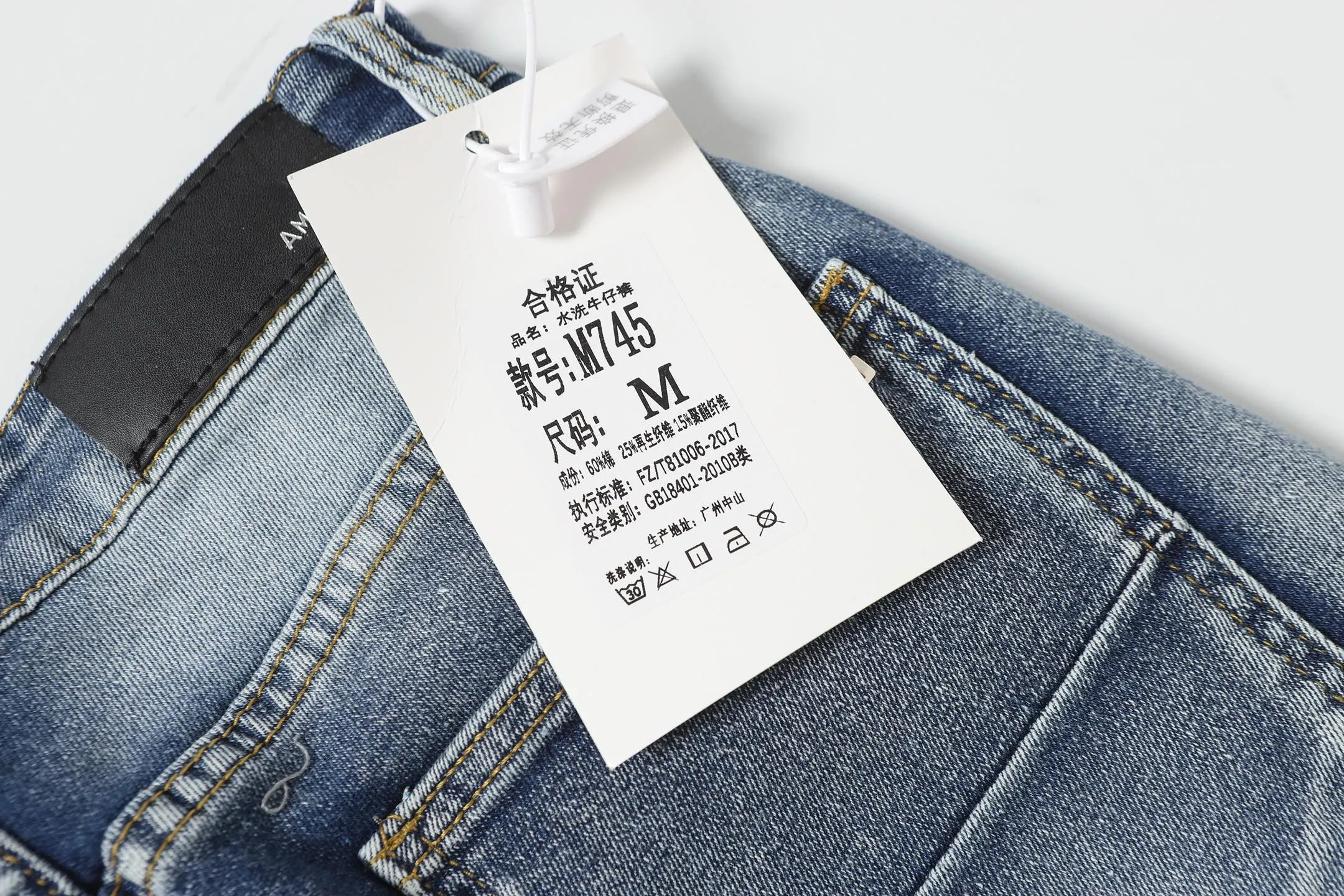 P256 Actual photo [High quality] Code: M745 Color: Picture color Size: S to XXXL AMIRI patch embroidery jeans trousers AMIRI high street basic ripped jeans trousers amiri brand jeans break the production process and cutting of the original jeans, the fabrics are softer and more comfortable Hand-sewn collar label Customized logo buttons Genuine leather brand size Pants length Waist Hips Unit cm S 98 68 100 M 99 72 104 L 100 76 108 XL 101 80 112 XXL 102 84 116 XXXL 103 88 120