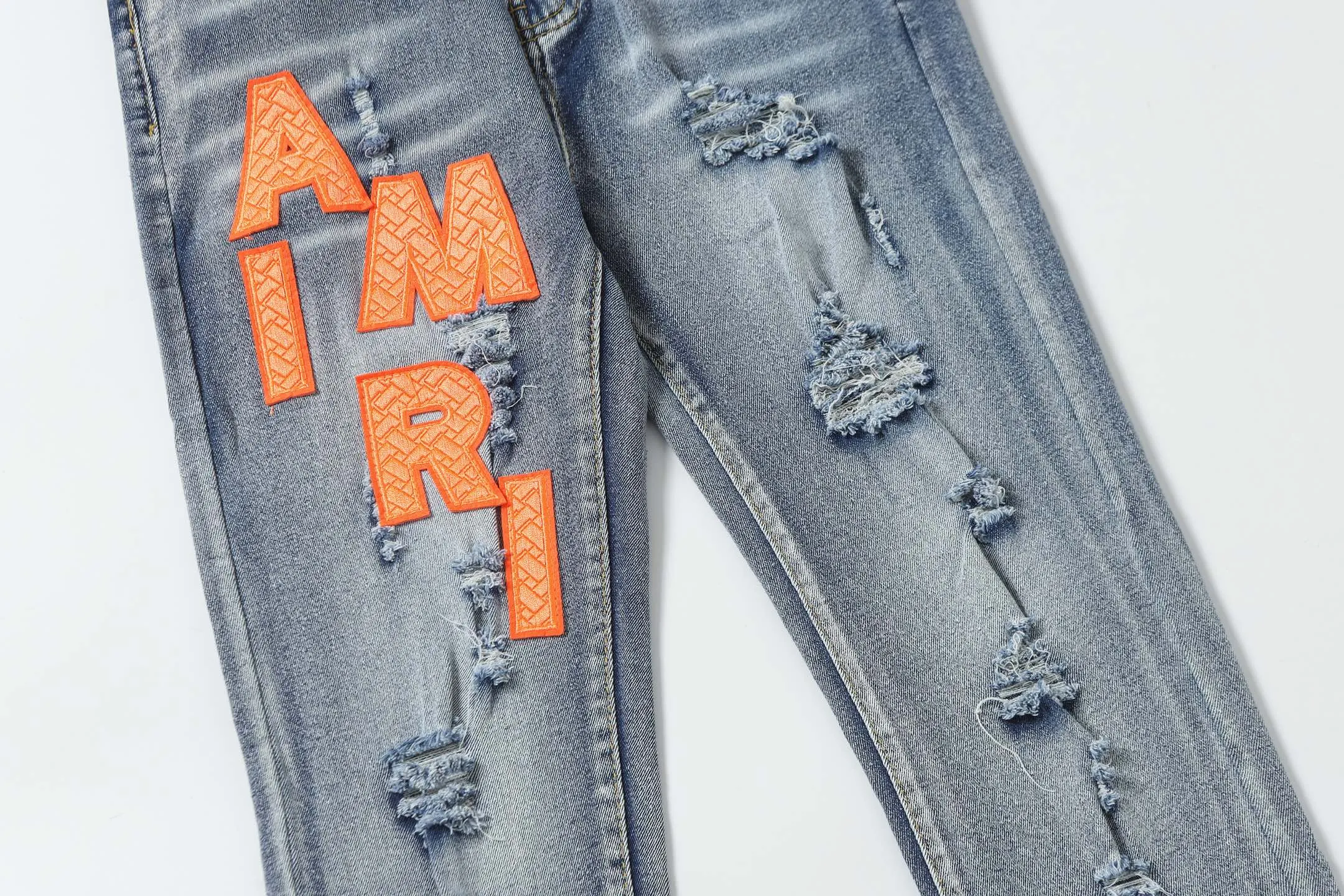 P256 Actual photo [High quality] Code: M745 Color: Picture color Size: S to XXXL AMIRI patch embroidery jeans trousers AMIRI high street basic ripped jeans trousers amiri brand jeans break the production process and cutting of the original jeans, the fabrics are softer and more comfortable Hand-sewn collar label Customized logo buttons Genuine leather brand size Pants length Waist Hips Unit cm S 98 68 100 M 99 72 104 L 100 76 108 XL 101 80 112 XXL 102 84 116 XXXL 103 88 120