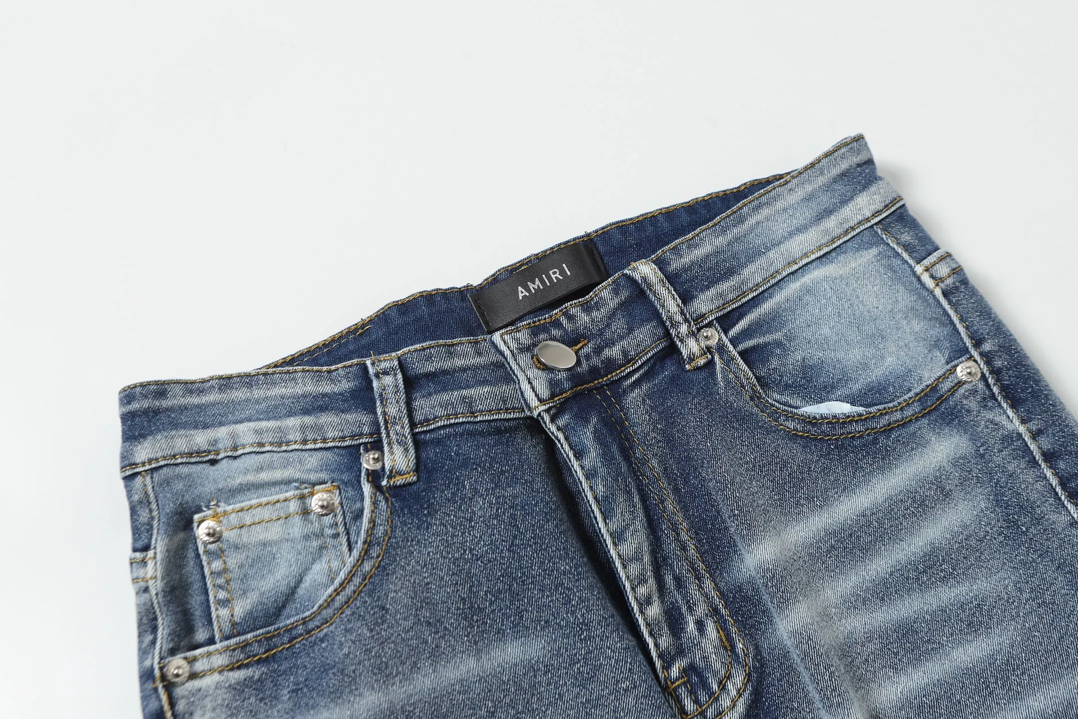 P256 Actual photo [High quality] Code: M745 Color: Picture color Size: S to XXXL AMIRI patch embroidery jeans trousers AMIRI high street basic ripped jeans trousers amiri brand jeans break the production process and cutting of the original jeans, the fabrics are softer and more comfortable Hand-sewn collar label Customized logo buttons Genuine leather brand size Pants length Waist Hips Unit cm S 98 68 100 M 99 72 104 L 100 76 108 XL 101 80 112 XXL 102 84 116 XXXL 103 88 120