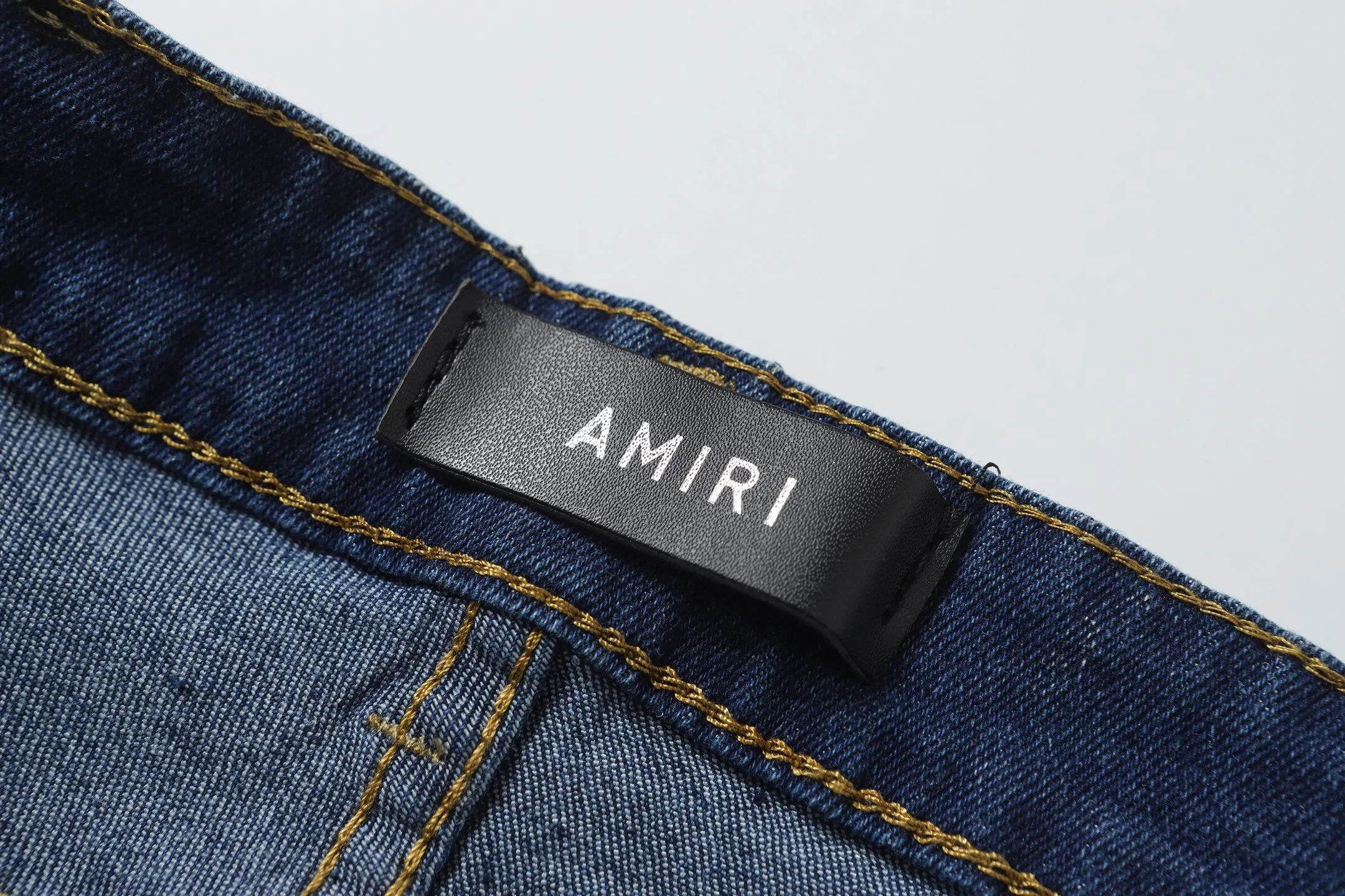 P256 Actual photo [High quality] Code: M745 Color: Picture color Size: S to XXXL AMIRI patch embroidery jeans trousers AMIRI high street basic ripped jeans trousers amiri brand jeans break the production process and cutting of the original jeans, the fabrics are softer and more comfortable Hand-sewn collar label Customized logo buttons Genuine leather brand size Pants length Waist Hips Unit cm S 98 68 100 M 99 72 104 L 100 76 108 XL 101 80 112 XXL 102 84 116 XXXL 103 88 120