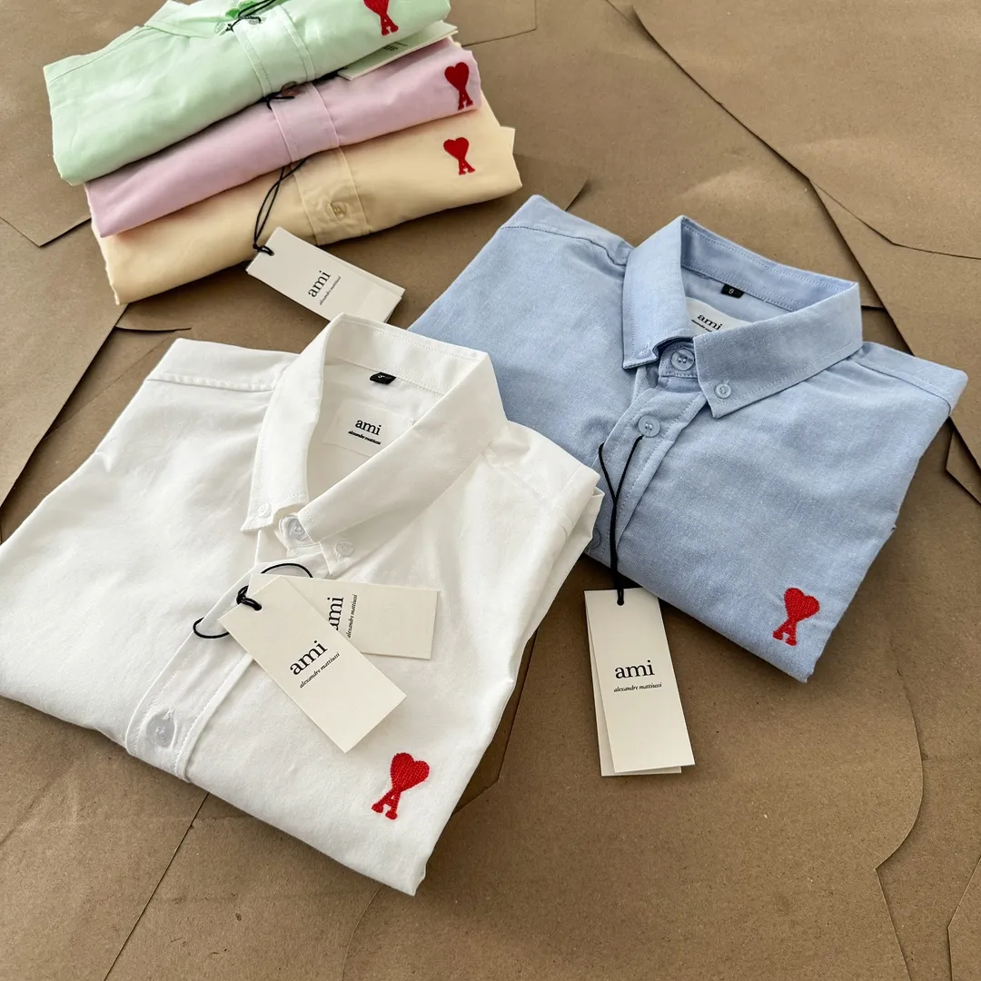 Ami Paris Oxford cotton button-down corner collar casual short-sleeved shirt - small love silhouette style - same style for men and women. Red small love letter embroidery decoration, fashionable and versatile short-sleeved shirt! The counter sells famous French affordable luxury fashion brands at the same time. The classic elements of the brand are popular among celebrities. The basic simple design and fashionable style are must-have couple shirts for men and women!  Made of custom-woven 100% Oxford cloth pure cotton, it feels soft and delicate, has excellent moisture absorption and perspiration performance, and is very comfortable and skin-friendly when worn next to the skin! The chest of the shirt is decorated with the classic love letter A logo embroidery. The top-notch embroidery technology is tight, full and full of details, and is cleverly embellished with bright red. It carries all the eye-catching points. It follows the consistent minimalist French attitude. The fabric is soft and comfortable, suitable for any versatile casual shirt couple!  Color: Blue White Yellow Green Pink Size: S-XL Size: Size Length Bust Shoulder Width Sleeve Length S 73.5 68 56 26.5 M 75.5 70 57 27 L 77.5 72 58 27.5 XL 79.5 74 59 28