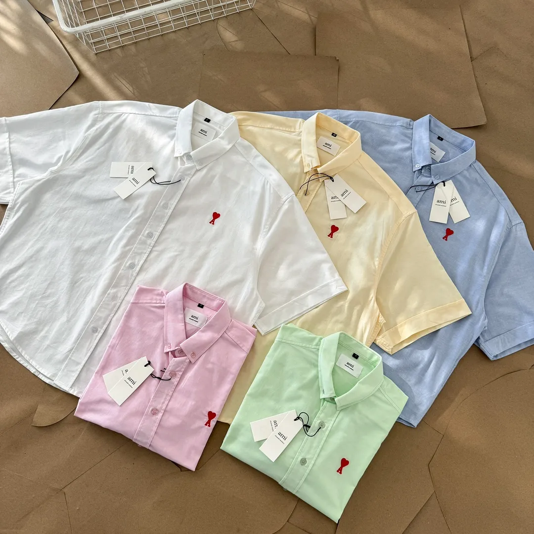 Ami Paris Oxford cotton button-down corner collar casual short-sleeved shirt - small love silhouette style - same style for men and women. Red small love letter embroidery decoration, fashionable and versatile short-sleeved shirt! The counter sells famous French affordable luxury fashion brands at the same time. The classic elements of the brand are popular among celebrities. The basic simple design and fashionable style are must-have couple shirts for men and women!  Made of custom-woven 100% Oxford cloth pure cotton, it feels soft and delicate, has excellent moisture absorption and perspiration performance, and is very comfortable and skin-friendly when worn next to the skin! The chest of the shirt is decorated with the classic love letter A logo embroidery. The top-notch embroidery technology is tight, full and full of details, and is cleverly embellished with bright red. It carries all the eye-catching points. It follows the consistent minimalist French attitude. The fabric is soft and comfortable, suitable for any versatile casual shirt couple!  Color: Blue White Yellow Green Pink Size: S-XL Size: Size Length Bust Shoulder Width Sleeve Length S 73.5 68 56 26.5 M 75.5 70 57 27 L 77.5 72 58 27.5 XL 79.5 74 59 28