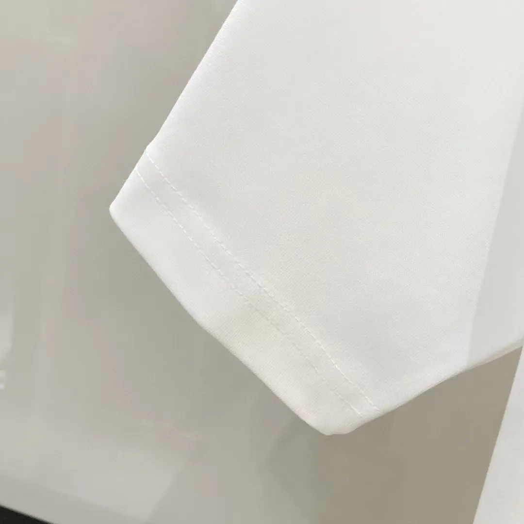 P140 AMIRI# 2025 spring and summer new style debut counter, the latest short-sleeved round neck T-shirt, high-end custom design, avant-garde and fashionable! The brand logo is designed with heavy craftsmanship. High-end customized 250g Xinjiang long-staple cotton fabric. Soft to the touch. Comfortable to wear. Exquisite stitching at the counter level. Fine workmanship. The upper body effect is incomparably handsome! A must-have item for a stylish man! Color: black. White! Size: S M L
