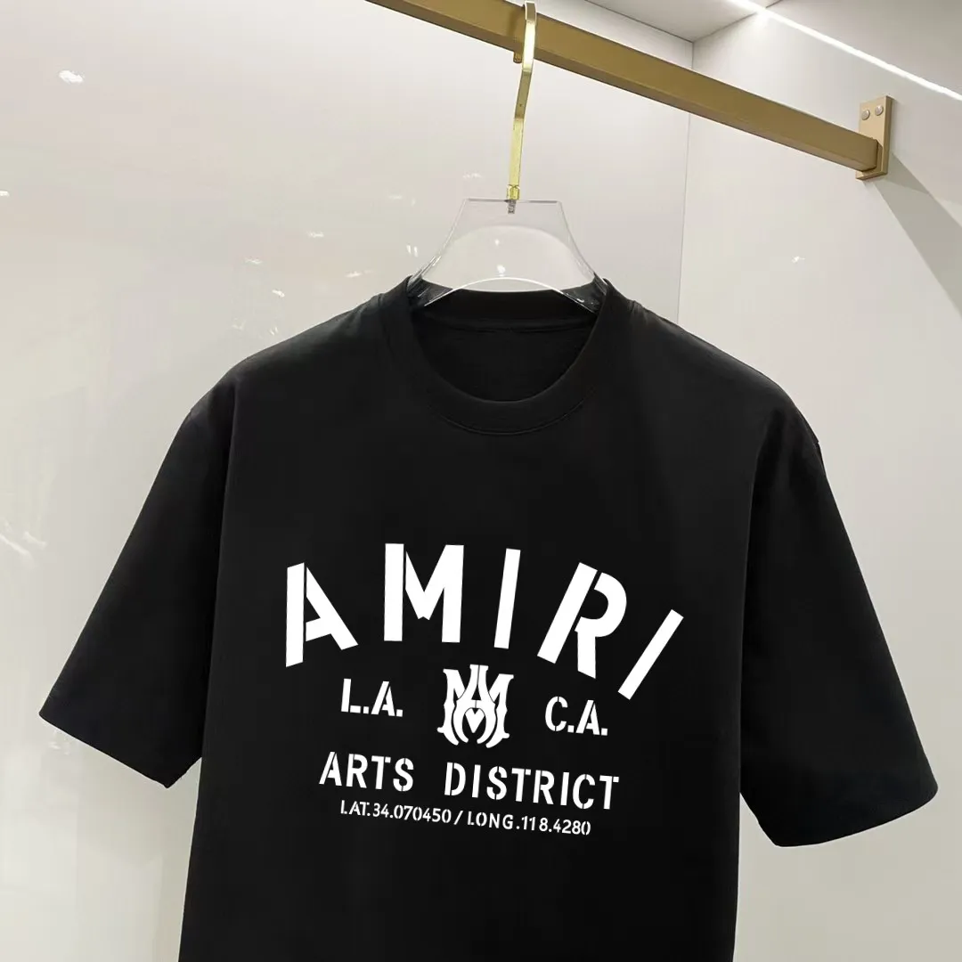 P140 AMIRI# 2025 spring and summer new style debut counter, the latest short-sleeved round neck T-shirt, high-end custom design, avant-garde and fashionable! The brand logo is designed with heavy craftsmanship. High-end customized 250g Xinjiang long-staple cotton fabric. Soft to the touch. Comfortable to wear. Exquisite stitching at the counter level. Fine workmanship. The upper body effect is incomparably handsome! A must-have item for a stylish man! Color: black. White! Size: S M L