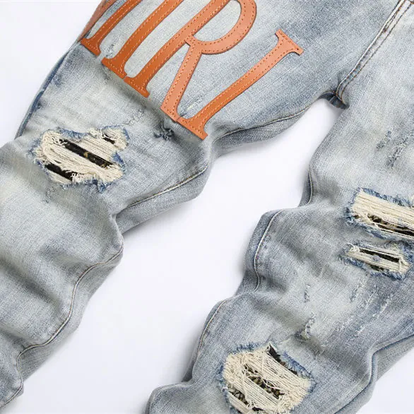 #M03 P168💰 AMIRI splash-ink medal patch embroidered jeans trousers AMIRI high street basic ripped tight stretch jeans trousers Amiriamiri is transliterated as Emil, which is the name of the founder. Mike Amiri, the founder of amiri, grew up in Los Angeles, USA. He was influenced by the local street culture Rock since he was a child, so he founded the amiri brand named after himself. A variety of trendy brand clothing meets the needs of different trendy players. Amiri clothing has novel and unique styles and is a well-known street brand in the United States. Many of its styles and styles are loved by many street photographers. Various clothing styles meet the needs of different people, show their unique temperament, and show the trend of dressing. amiri's jeans are relatively famous. Not only do they have many styles, but the quality of the jeans is also very good. Many celebrities have also worn amiri brand jeans.  The jeans of the amiri brand break through the production process and cutting of the original jeans. The fabrics are relatively soft and comfortable, and are not as hard as some jeans, which can irritate the skin and cause the skin to bleed when worn. Los Angeles trendy brand Amiri's jeans are made with great detail from tailoring to texture, adding wrinkles, bullet holes, damage and other details to add to the trendiness of the jeans. You can choose the style that suits you according to your own needs. Only when you wear a suitable style can you have a certain sense of fashion.  In recent years, high street has become a word that appears more and more frequently in men's clothing. High street style has also become an important direction for everyone's matching. High street related items are basically inseparable from oversize or off-shoulder tops. The lower body is matched with trackpants or tight-fitting denim. In my opinion, the most representative one is perhaps annihilation. Color; picture color Size: 30-32-34-36