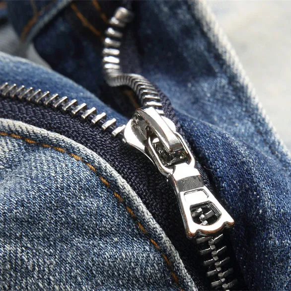 #M03 P168💰 AMIRI splash-ink medal patch embroidered jeans trousers AMIRI high street basic ripped tight stretch jeans trousers Amiriamiri is transliterated as Emil, which is the name of the founder. Mike Amiri, the founder of amiri, grew up in Los Angeles, USA. He was influenced by the local street culture Rock since he was a child, so he founded the amiri brand named after himself. A variety of trendy brand clothing meets the needs of different trendy players. Amiri clothing has novel and unique styles and is a well-known street brand in the United States. Many of its styles and styles are loved by many street photographers. Various clothing styles meet the needs of different people, show their unique temperament, and show the trend of dressing. amiri's jeans are relatively famous. Not only do they have many styles, but the quality of the jeans is also very good. Many celebrities have also worn amiri brand jeans.  The jeans of the amiri brand break through the production process and cutting of the original jeans. The fabrics are relatively soft and comfortable, and are not as hard as some jeans, which can irritate the skin and cause the skin to bleed when worn. Los Angeles trendy brand Amiri's jeans are made with great detail from tailoring to texture, adding wrinkles, bullet holes, damage and other details to add to the trendiness of the jeans. You can choose the style that suits you according to your own needs. Only when you wear a suitable style can you have a certain sense of fashion.  In recent years, high street has become a word that appears more and more frequently in men's clothing. High street style has also become an important direction for everyone's matching. High street related items are basically inseparable from oversize or off-shoulder tops. The lower body is matched with trackpants or tight-fitting denim. In my opinion, the most representative one is perhaps annihilation. Color; picture color Size: 30-32-34-36