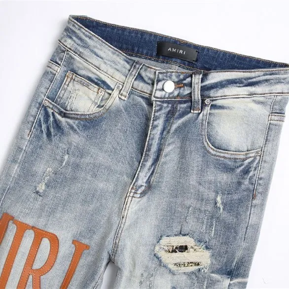 #M03 P168💰 AMIRI splash-ink medal patch embroidered jeans trousers AMIRI high street basic ripped tight stretch jeans trousers Amiriamiri is transliterated as Emil, which is the name of the founder. Mike Amiri, the founder of amiri, grew up in Los Angeles, USA. He was influenced by the local street culture Rock since he was a child, so he founded the amiri brand named after himself. A variety of trendy brand clothing meets the needs of different trendy players. Amiri clothing has novel and unique styles and is a well-known street brand in the United States. Many of its styles and styles are loved by many street photographers. Various clothing styles meet the needs of different people, show their unique temperament, and show the trend of dressing. amiri's jeans are relatively famous. Not only do they have many styles, but the quality of the jeans is also very good. Many celebrities have also worn amiri brand jeans.  The jeans of the amiri brand break through the production process and cutting of the original jeans. The fabrics are relatively soft and comfortable, and are not as hard as some jeans, which can irritate the skin and cause the skin to bleed when worn. Los Angeles trendy brand Amiri's jeans are made with great detail from tailoring to texture, adding wrinkles, bullet holes, damage and other details to add to the trendiness of the jeans. You can choose the style that suits you according to your own needs. Only when you wear a suitable style can you have a certain sense of fashion.  In recent years, high street has become a word that appears more and more frequently in men's clothing. High street style has also become an important direction for everyone's matching. High street related items are basically inseparable from oversize or off-shoulder tops. The lower body is matched with trackpants or tight-fitting denim. In my opinion, the most representative one is perhaps annihilation. Color; picture color Size: 30-32-34-36