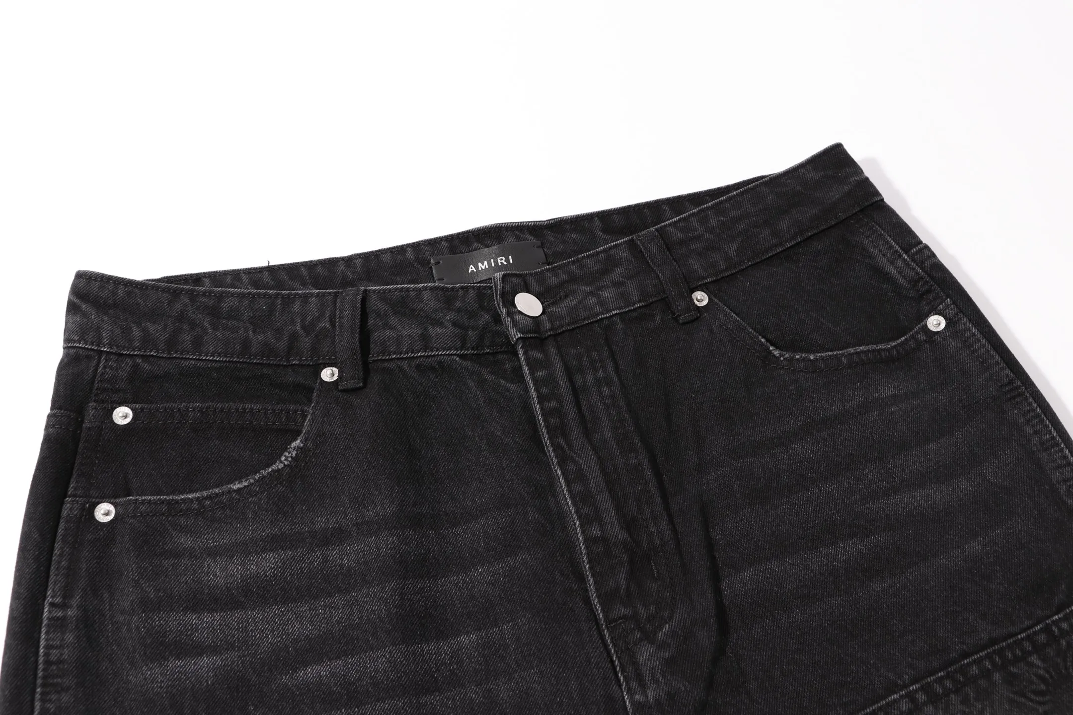 P260 Style number: H47 AMIRI & AMIRI 2025 new heavy-duty embroidered lettering logging pants for couples, washed jeans, top ceiling quality, styles with different washed textures, very friendly to people with thin legs and thick legs, straight and slim fit, very flattering leg shape, moderate length that never goes out of style, easy and casual to match, basic styling for various styles, a must-have in the wardrobe! The fabric is stiff but also makes the upper body soft without losing texture. The washing process is even more perfect. It is a must-have item for everyone! ! ! Washed wheat, hang tag, pants label, three labels complete Color: black Size: 30, 32, 34, 36