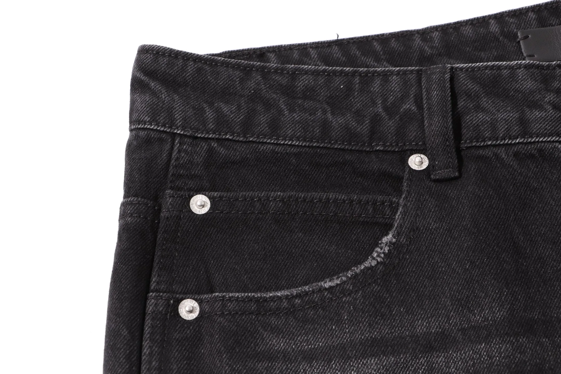 P260 Style number: H47 AMIRI & AMIRI 2025 new heavy-duty embroidered lettering logging pants for couples, washed jeans, top ceiling quality, styles with different washed textures, very friendly to people with thin legs and thick legs, straight and slim fit, very flattering leg shape, moderate length that never goes out of style, easy and casual to match, basic styling for various styles, a must-have in the wardrobe! The fabric is stiff but also makes the upper body soft without losing texture. The washing process is even more perfect. It is a must-have item for everyone! ! ! Washed wheat, hang tag, pants label, three labels complete Color: black Size: 30, 32, 34, 36