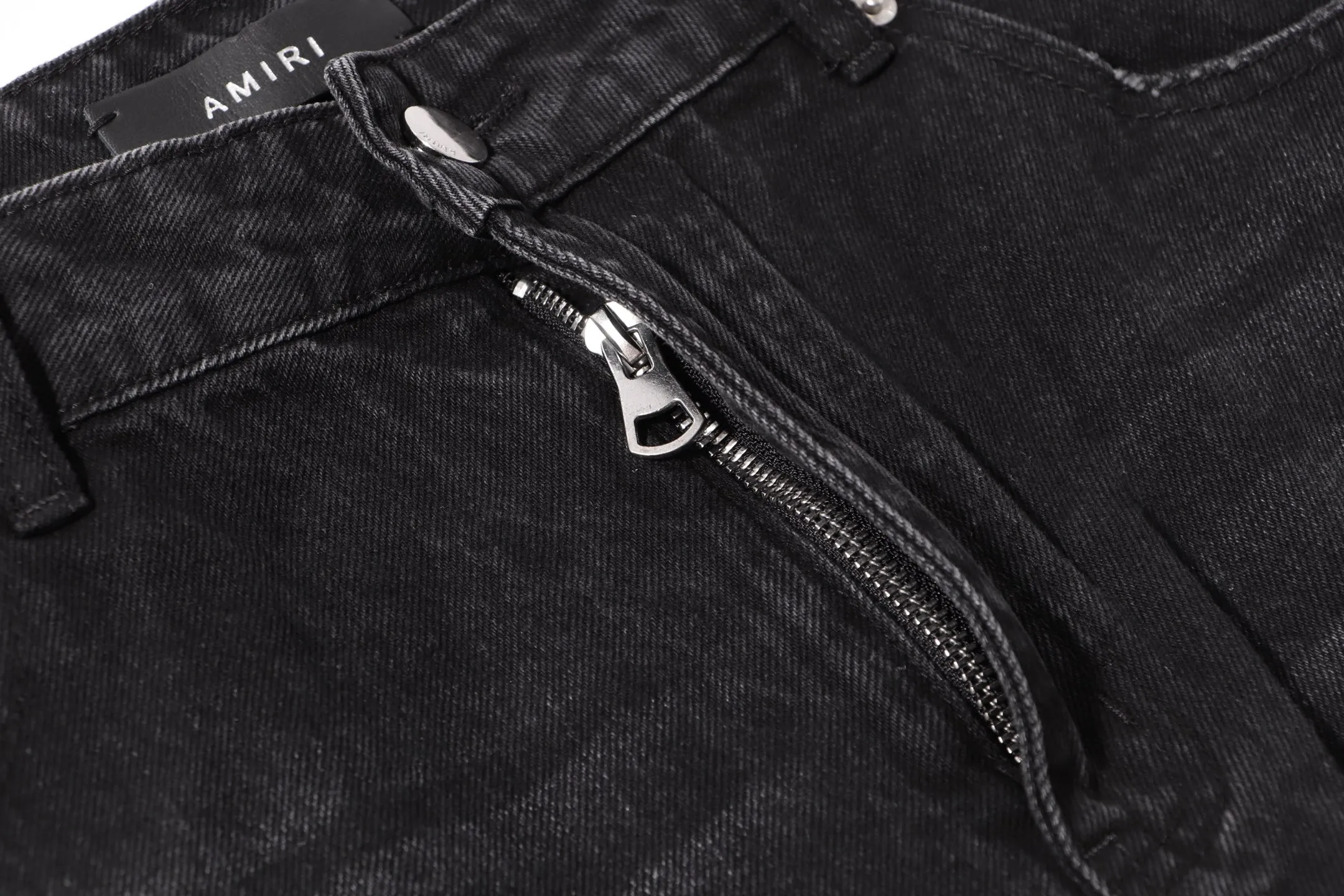 P260 Style number: H47 AMIRI & AMIRI 2025 new heavy-duty embroidered lettering logging pants for couples, washed jeans, top ceiling quality, styles with different washed textures, very friendly to people with thin legs and thick legs, straight and slim fit, very flattering leg shape, moderate length that never goes out of style, easy and casual to match, basic styling for various styles, a must-have in the wardrobe! The fabric is stiff but also makes the upper body soft without losing texture. The washing process is even more perfect. It is a must-have item for everyone! ! ! Washed wheat, hang tag, pants label, three labels complete Color: black Size: 30, 32, 34, 36