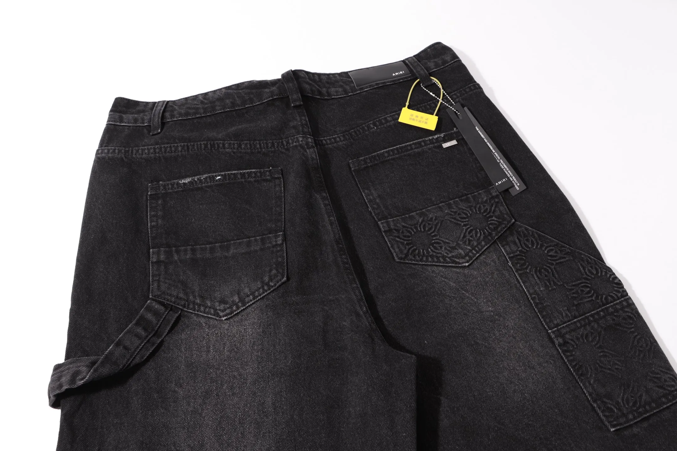 P260 Style number: H47 AMIRI & AMIRI 2025 new heavy-duty embroidered lettering logging pants for couples, washed jeans, top ceiling quality, styles with different washed textures, very friendly to people with thin legs and thick legs, straight and slim fit, very flattering leg shape, moderate length that never goes out of style, easy and casual to match, basic styling for various styles, a must-have in the wardrobe! The fabric is stiff but also makes the upper body soft without losing texture. The washing process is even more perfect. It is a must-have item for everyone! ! ! Washed wheat, hang tag, pants label, three labels complete Color: black Size: 30, 32, 34, 36