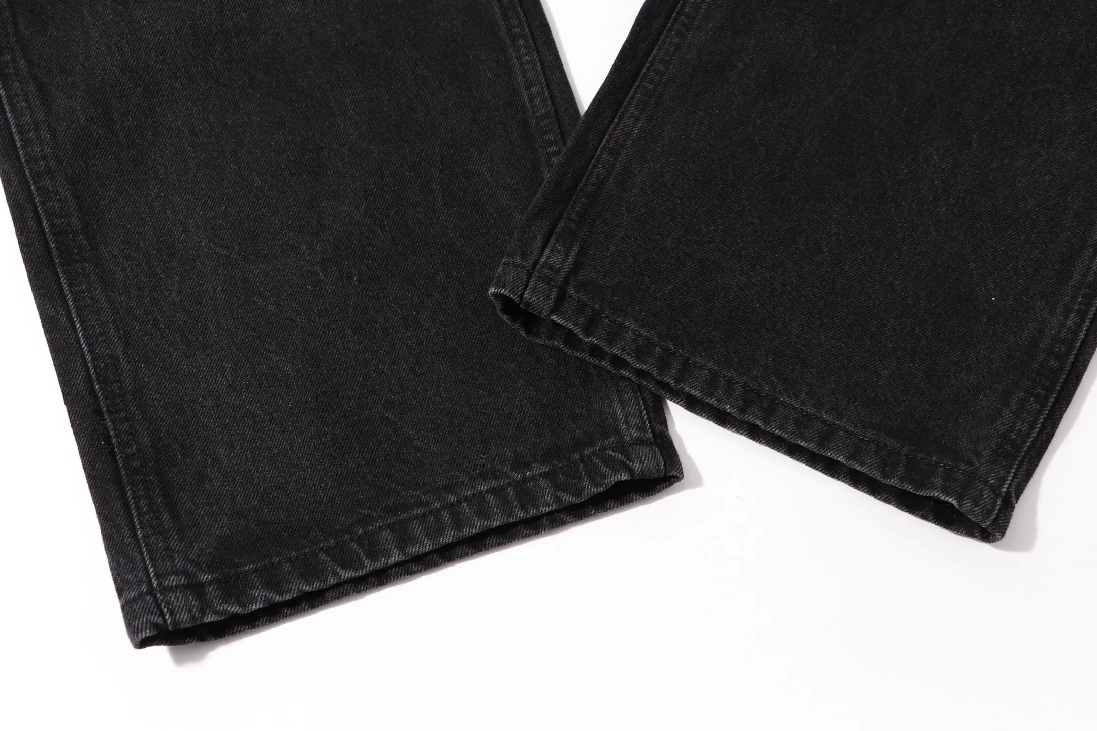 P260 Style number: H47 AMIRI & AMIRI 2025 new heavy-duty embroidered lettering logging pants for couples, washed jeans, top ceiling quality, styles with different washed textures, very friendly to people with thin legs and thick legs, straight and slim fit, very flattering leg shape, moderate length that never goes out of style, easy and casual to match, basic styling for various styles, a must-have in the wardrobe! The fabric is stiff but also makes the upper body soft without losing texture. The washing process is even more perfect. It is a must-have item for everyone! ! ! Washed wheat, hang tag, pants label, three labels complete Color: black Size: 30, 32, 34, 36