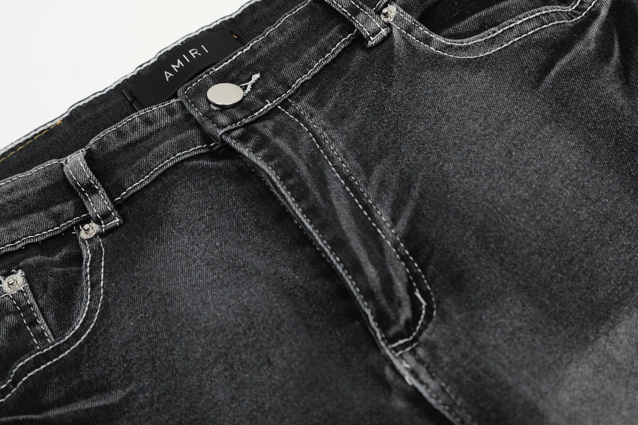 #M17 P168💰 Amiri classic embroidered patched leather distressed lettered jeans. Slim fit jeans. Produced by a major water-washed factory. Full of high-end. Partial destruction of the knees and patchwork design. Already used as a facade design. Leather waist nameplate. The focus of this style is not on the washing, but on the destroyed shape and version. The secret lies in the craftsmanship of the master. The cost of post-processing, grinding, cutting, etc. is far beyond the cost of assembly line products. Color: Picture color Size: 30-32-34-36
