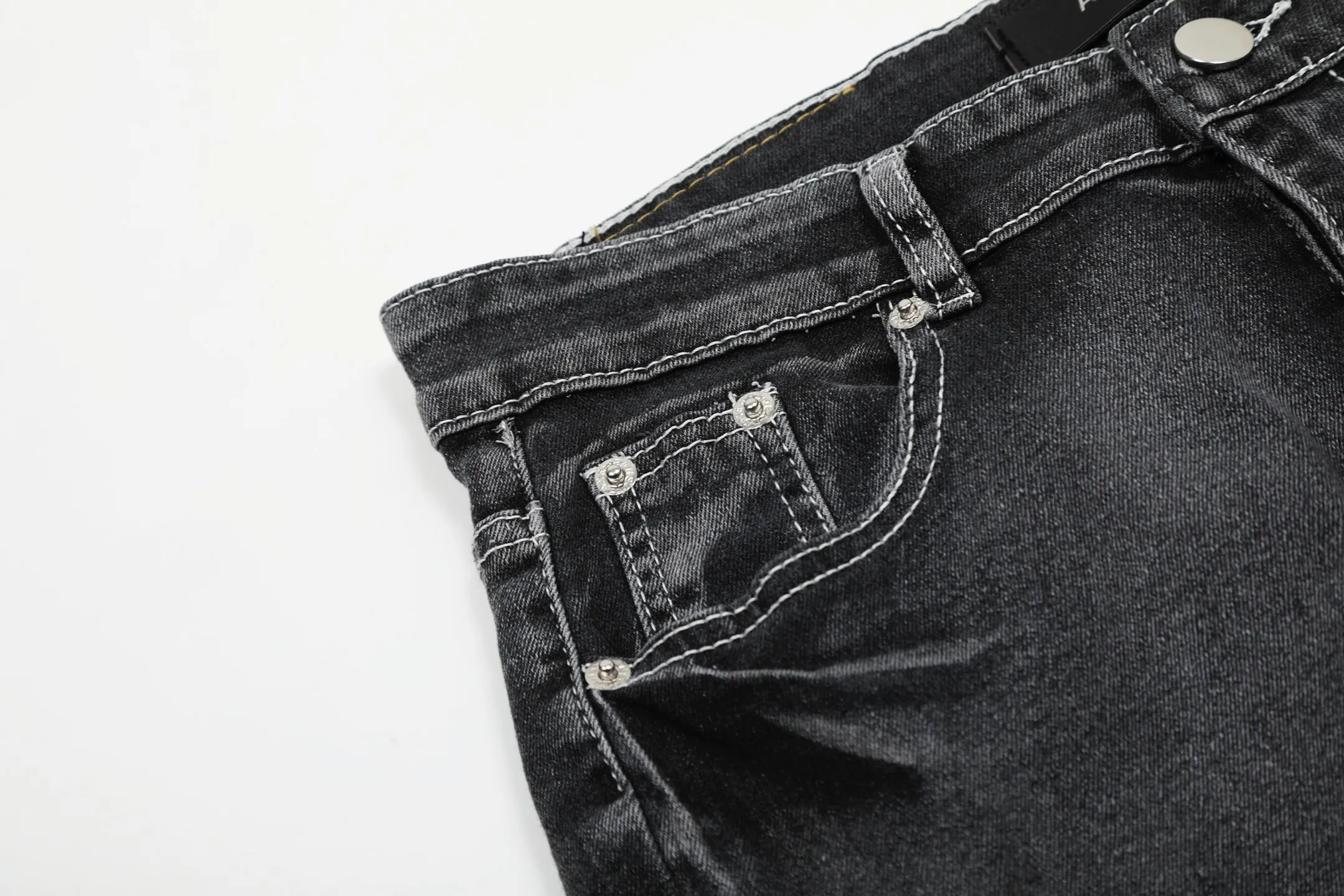 #M17 P168💰 Amiri classic embroidered patched leather distressed lettered jeans. Slim fit jeans. Produced by a major water-washed factory. Full of high-end. Partial destruction of the knees and patchwork design. Already used as a facade design. Leather waist nameplate. The focus of this style is not on the washing, but on the destroyed shape and version. The secret lies in the craftsmanship of the master. The cost of post-processing, grinding, cutting, etc. is far beyond the cost of assembly line products. Color: Picture color Size: 30-32-34-36