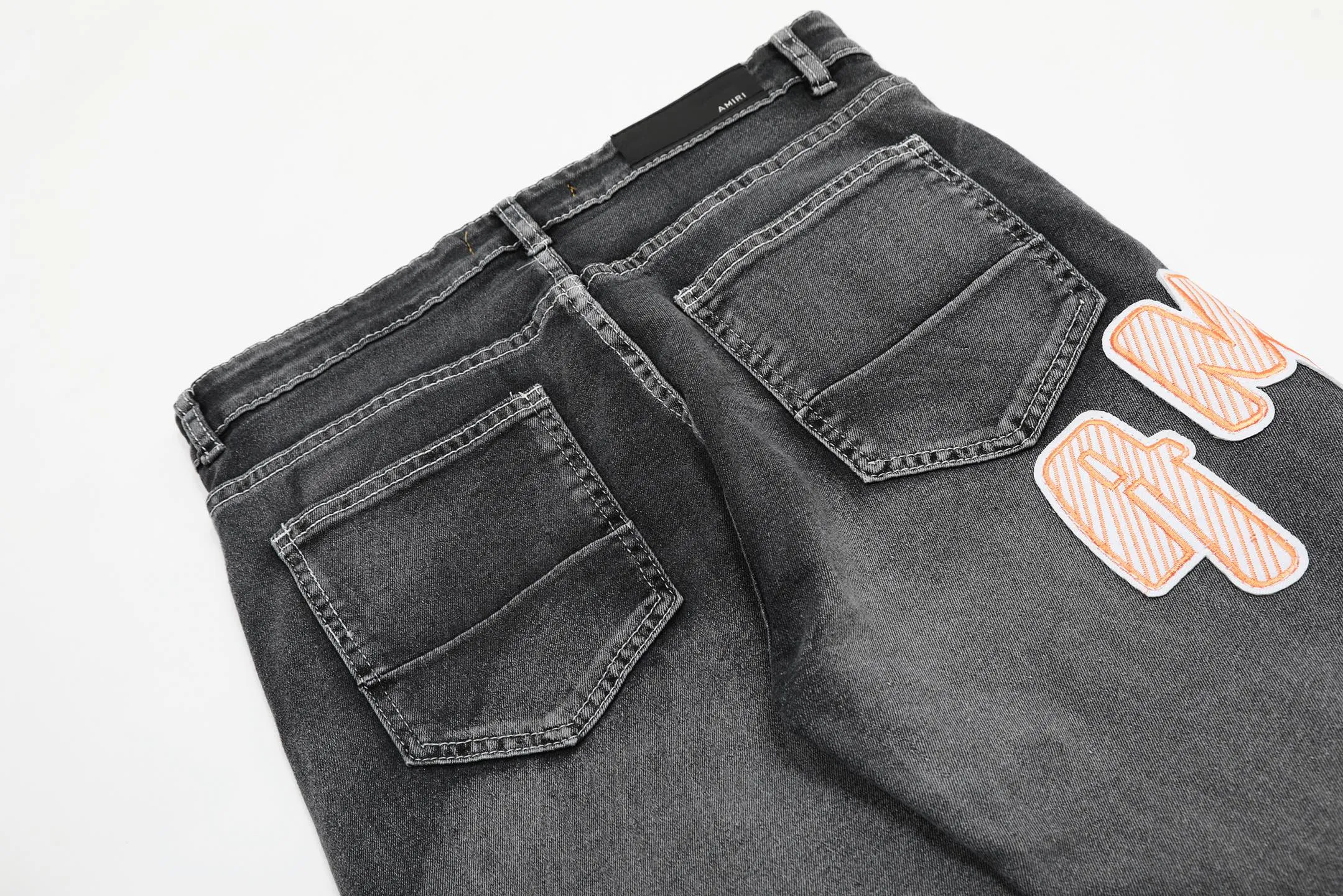#M17 P168💰 Amiri classic embroidered patched leather distressed lettered jeans. Slim fit jeans. Produced by a major water-washed factory. Full of high-end. Partial destruction of the knees and patchwork design. Already used as a facade design. Leather waist nameplate. The focus of this style is not on the washing, but on the destroyed shape and version. The secret lies in the craftsmanship of the master. The cost of post-processing, grinding, cutting, etc. is far beyond the cost of assembly line products. Color: Picture color Size: 30-32-34-36