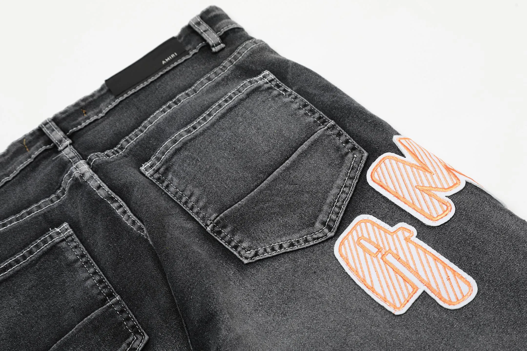 #M17 P168💰 Amiri classic embroidered patched leather distressed lettered jeans. Slim fit jeans. Produced by a major water-washed factory. Full of high-end. Partial destruction of the knees and patchwork design. Already used as a facade design. Leather waist nameplate. The focus of this style is not on the washing, but on the destroyed shape and version. The secret lies in the craftsmanship of the master. The cost of post-processing, grinding, cutting, etc. is far beyond the cost of assembly line products. Color: Picture color Size: 30-32-34-36