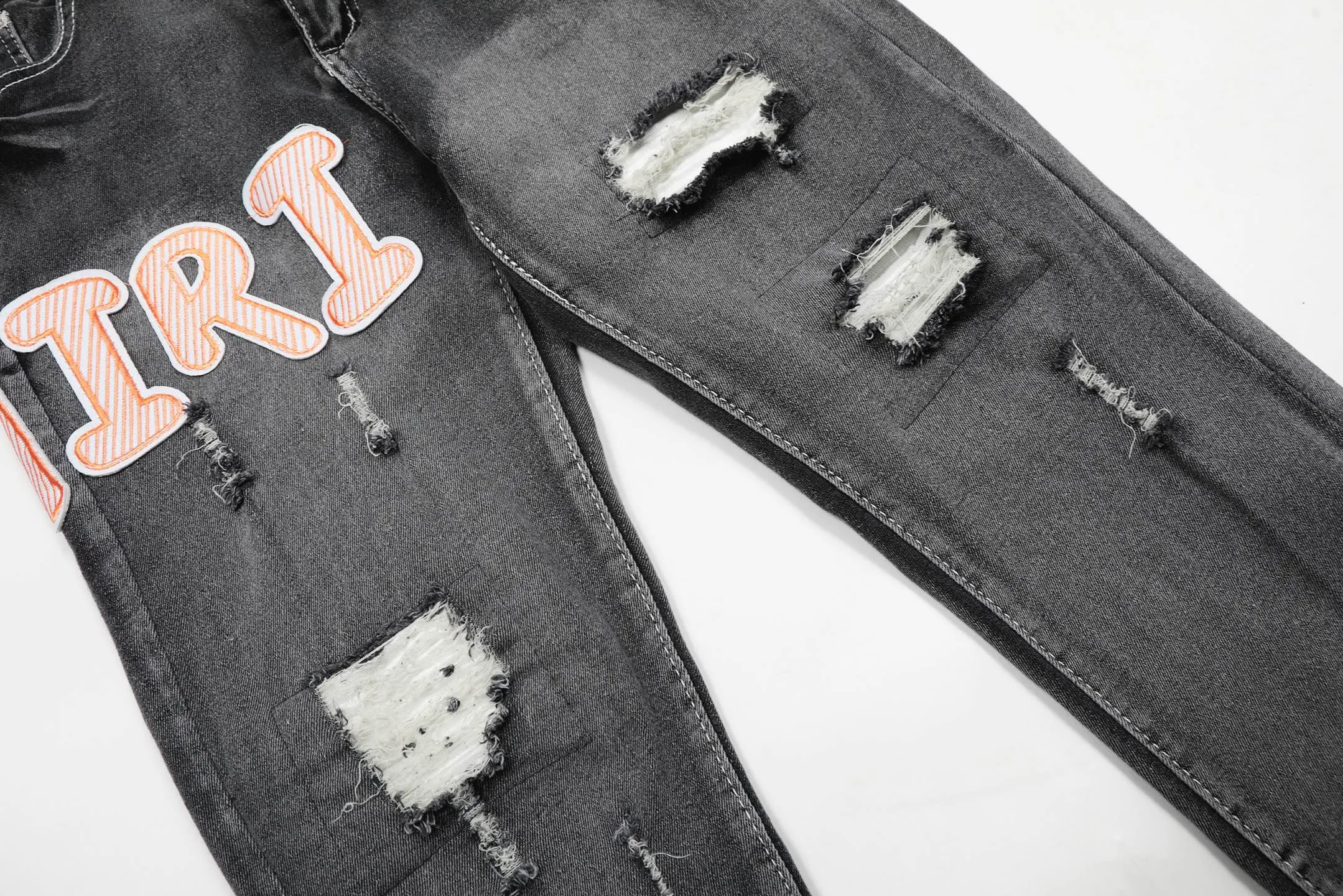 #M17 P168💰 Amiri classic embroidered patched leather distressed lettered jeans. Slim fit jeans. Produced by a major water-washed factory. Full of high-end. Partial destruction of the knees and patchwork design. Already used as a facade design. Leather waist nameplate. The focus of this style is not on the washing, but on the destroyed shape and version. The secret lies in the craftsmanship of the master. The cost of post-processing, grinding, cutting, etc. is far beyond the cost of assembly line products. Color: Picture color Size: 30-32-34-36