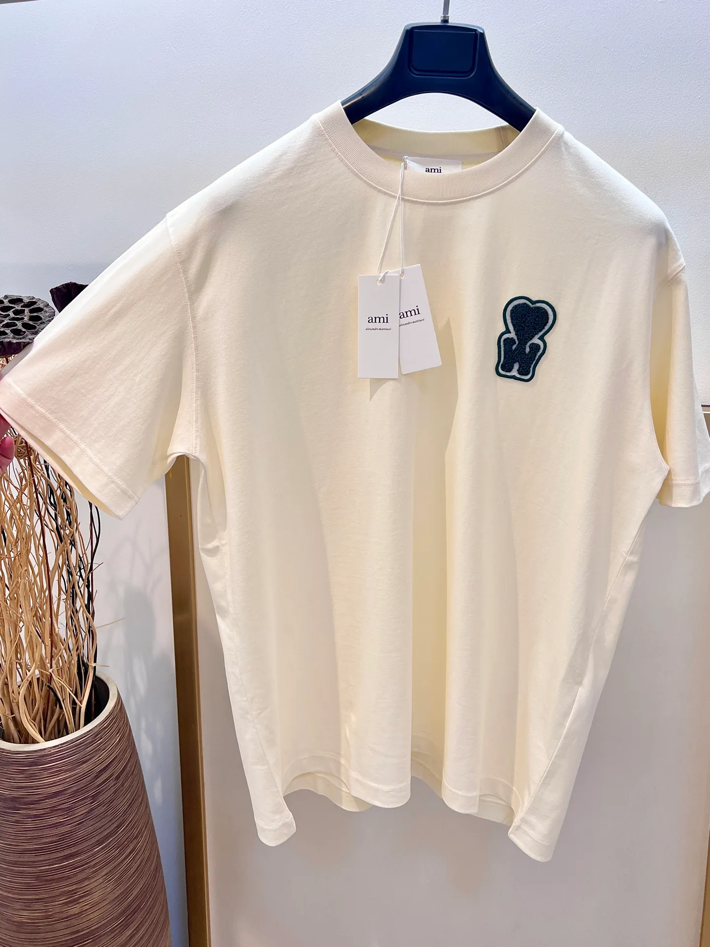 🅿️220 🌈Size: s/m/l/xl Green/khaki Couple style ASI197353825071 AMI/Amy Choi Woo-sik joint limited edition 2025FW Must-have for men Love series early spring limited edition is really not too good embroidery/back AMI embroidery heavy cotton half-sleeve T-shirt Washing method: Wrap the reverse side in a laundry bag and fast machine wash in cold water! ! Do not soak/wash in warm water!