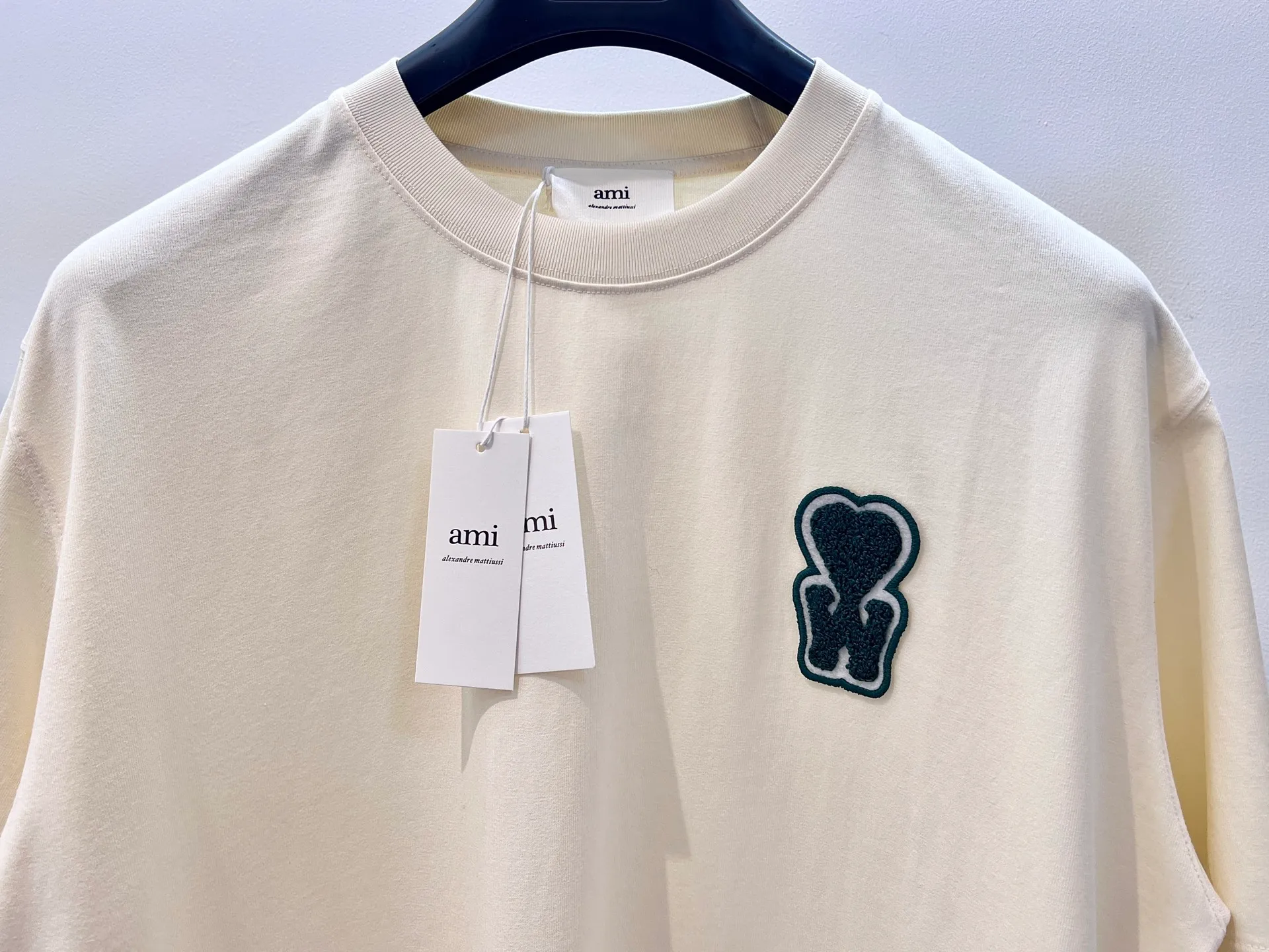 🅿️220 🌈Size: s/m/l/xl Green/khaki Couple style ASI197353825071 AMI/Amy Choi Woo-sik joint limited edition 2025FW Must-have for men Love series early spring limited edition is really not too good embroidery/back AMI embroidery heavy cotton half-sleeve T-shirt Washing method: Wrap the reverse side in a laundry bag and fast machine wash in cold water! ! Do not soak/wash in warm water!