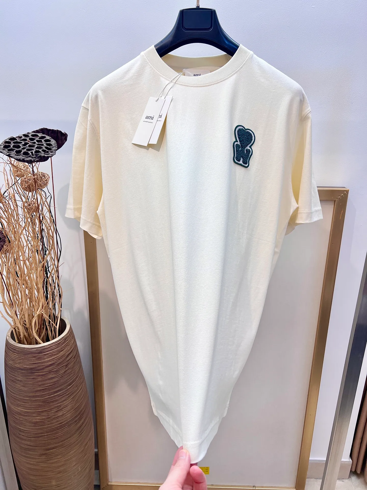 🅿️220 🌈Size: s/m/l/xl Green/khaki Couple style ASI197353825071 AMI/Amy Choi Woo-sik joint limited edition 2025FW Must-have for men Love series early spring limited edition is really not too good embroidery/back AMI embroidery heavy cotton half-sleeve T-shirt Washing method: Wrap the reverse side in a laundry bag and fast machine wash in cold water! ! Do not soak/wash in warm water!