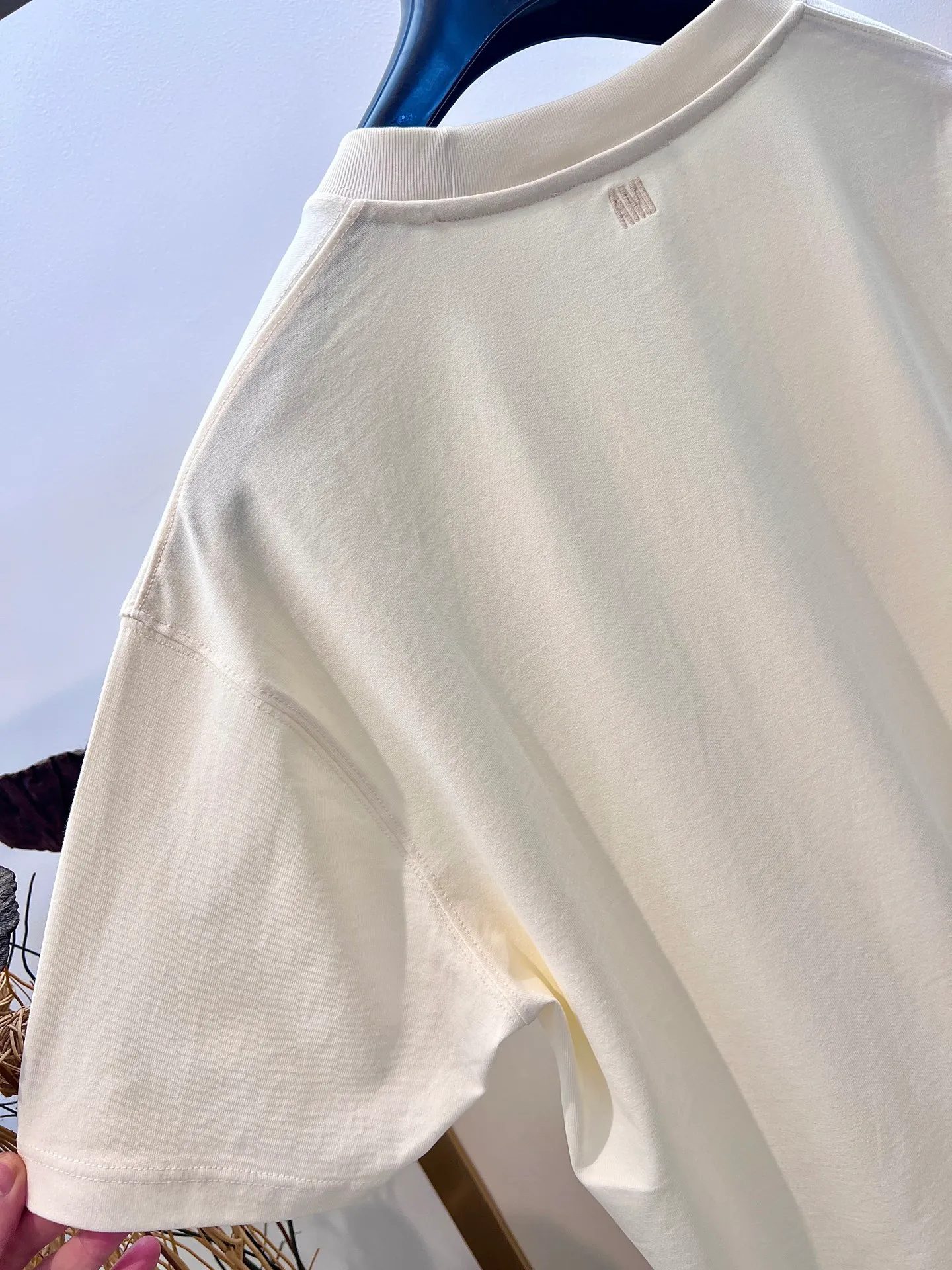 🅿️220 🌈Size: s/m/l/xl Green/khaki Couple style ASI197353825071 AMI/Amy Choi Woo-sik joint limited edition 2025FW Must-have for men Love series early spring limited edition is really not too good embroidery/back AMI embroidery heavy cotton half-sleeve T-shirt Washing method: Wrap the reverse side in a laundry bag and fast machine wash in cold water! ! Do not soak/wash in warm water!