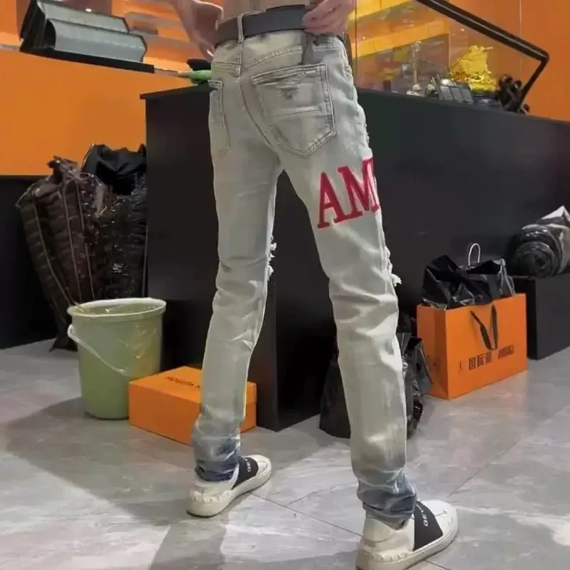 #N07 P246💰 (Top version) AMIRI hot high street jeans slim fit stretch washed knife cut trousers men's fashion AMIRI amiri is transliterated as Emil, which is the name of the founder. Mike Amiri, the founder of amiri, grew up in Los Angeles, USA. He was influenced by local street culture and Punk Rock since childhood, so he founded the amiri brand named after himself. A variety of trendy clothing meets the needs of different trendy players. Amiri clothing has novel and unique styles and is a well-known street brand in the United States. The styles and styles of many clothes are loved by many street photographers. The various clothing styles meet the dressing needs of different people, show their unique temperament, and show the trend of dressing. amiri's jeans are relatively famous. Not only do they have many styles, but the quality of the jeans is also very good. Many celebrities have also worn amiri brand jeans. Color: Picture color Size: 28, 30, 32, 34, 36 28 30 32 34 36 Waist 71 76 81 86 91 Qianlang 26.5 27.5 28.5 29.5 30.5 Hou Lang 37 38 39 40 41 Foot 14 14.8 15.6 16.4 17.2 Foreign Minister 100 102 104 106 107