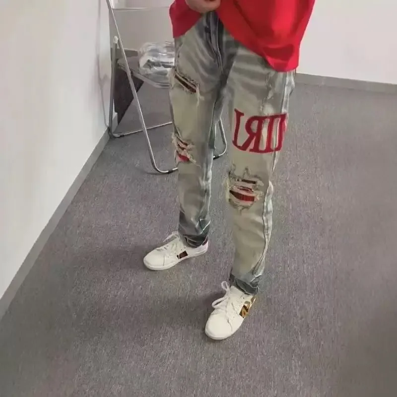 #N07 P246💰 (Top version) AMIRI hot high street jeans slim fit stretch washed knife cut trousers men's fashion AMIRI amiri is transliterated as Emil, which is the name of the founder. Mike Amiri, the founder of amiri, grew up in Los Angeles, USA. He was influenced by local street culture and Punk Rock since childhood, so he founded the amiri brand named after himself. A variety of trendy clothing meets the needs of different trendy players. Amiri clothing has novel and unique styles and is a well-known street brand in the United States. The styles and styles of many clothes are loved by many street photographers. The various clothing styles meet the dressing needs of different people, show their unique temperament, and show the trend of dressing. amiri's jeans are relatively famous. Not only do they have many styles, but the quality of the jeans is also very good. Many celebrities have also worn amiri brand jeans. Color: Picture color Size: 28, 30, 32, 34, 36 28 30 32 34 36 Waist 71 76 81 86 91 Qianlang 26.5 27.5 28.5 29.5 30.5 Hou Lang 37 38 39 40 41 Foot 14 14.8 15.6 16.4 17.2 Foreign Minister 100 102 104 106 107