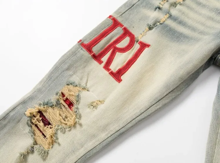 #N07 P246💰 (Top version) AMIRI hot high street jeans slim fit stretch washed knife cut trousers men's fashion AMIRI amiri is transliterated as Emil, which is the name of the founder. Mike Amiri, the founder of amiri, grew up in Los Angeles, USA. He was influenced by local street culture and Punk Rock since childhood, so he founded the amiri brand named after himself. A variety of trendy clothing meets the needs of different trendy players. Amiri clothing has novel and unique styles and is a well-known street brand in the United States. The styles and styles of many clothes are loved by many street photographers. The various clothing styles meet the dressing needs of different people, show their unique temperament, and show the trend of dressing. amiri's jeans are relatively famous. Not only do they have many styles, but the quality of the jeans is also very good. Many celebrities have also worn amiri brand jeans. Color: Picture color Size: 28, 30, 32, 34, 36 28 30 32 34 36 Waist 71 76 81 86 91 Qianlang 26.5 27.5 28.5 29.5 30.5 Hou Lang 37 38 39 40 41 Foot 14 14.8 15.6 16.4 17.2 Foreign Minister 100 102 104 106 107