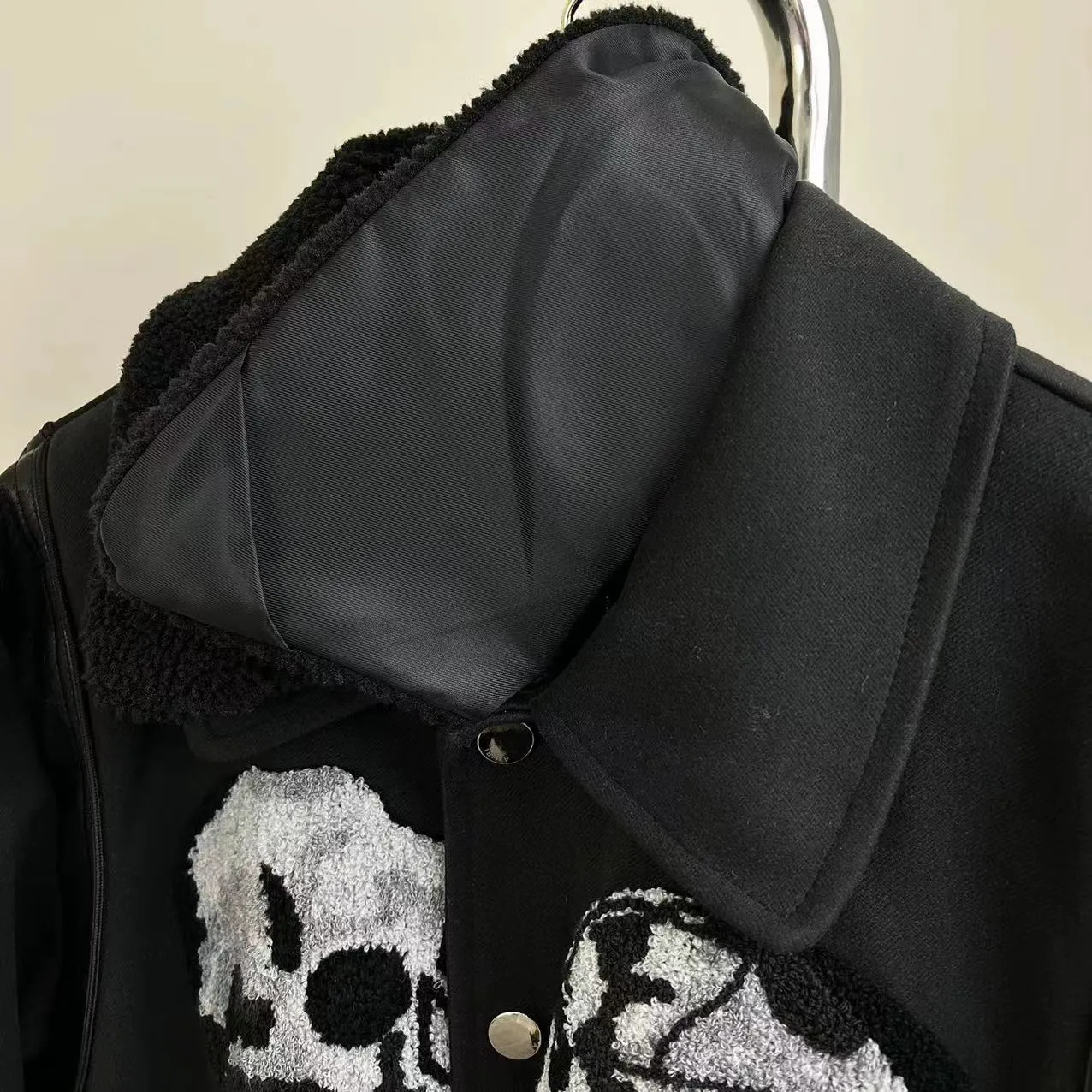 7046#P536 [WESLANG co-branded] AMIRI 2022 autumn and winter new men's clothing skull embroidered jacket and cotton baseball uniform. Color: black. Size: S M L XL