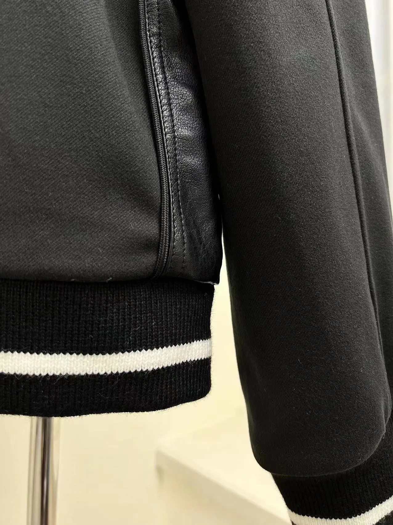 7046#P536 [WESLANG co-branded] AMIRI 2022 autumn and winter new men's clothing skull embroidered jacket and cotton baseball uniform. Color: black. Size: S M L XL