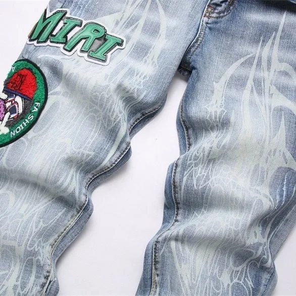 #M54 P168💰 AMIRI patch embroidery jeans trousers AMIRI high street basic ripped tight elastic jeans trousers amiri brand jeans break the production process and cutting of the original jeans, the fabrics are softer and more comfortable Hand-sewn collar label Customized logo buttons Genuine leather tag Color: Picture color Size: 30-32-34-36