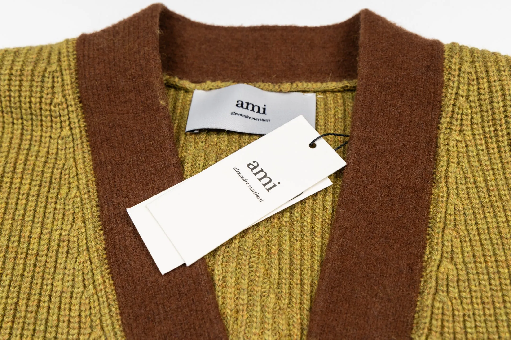 🅿️620 [Exclusive supply] Ami love towel embroidered contrasting color V-neck knitted cardigan (green). The original version was purchased for 2,824 and developed. The fabric is made of alpaca wool to maintain a stable shape. The stitching is even and firm, and the details are meticulously handled, reflecting the brand's strict control over quality. The overall design is simple and elegant, suitable for various occasions. Whether it is business or leisure, it can show an elegant and decent style. The overall wiring is straight and delicate, the fabric is comfortable and soft, and the color is consistent without color difference. It can be matched with the same style to create a fashionable look, and can be used in various occasions. Customized accessories, complete with three standards, the same style for men and women. Size:S-M-L-XL