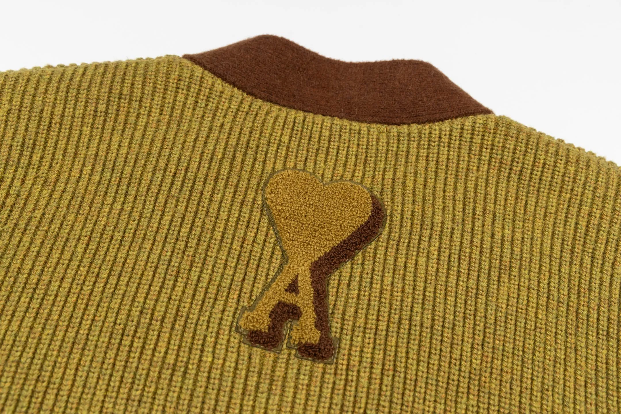 🅿️620 [Exclusive supply] Ami love towel embroidered contrasting color V-neck knitted cardigan (green). The original version was purchased for 2,824 and developed. The fabric is made of alpaca wool to maintain a stable shape. The stitching is even and firm, and the details are meticulously handled, reflecting the brand's strict control over quality. The overall design is simple and elegant, suitable for various occasions. Whether it is business or leisure, it can show an elegant and decent style. The overall wiring is straight and delicate, the fabric is comfortable and soft, and the color is consistent without color difference. It can be matched with the same style to create a fashionable look, and can be used in various occasions. Customized accessories, complete with three standards, the same style for men and women. Size:S-M-L-XL