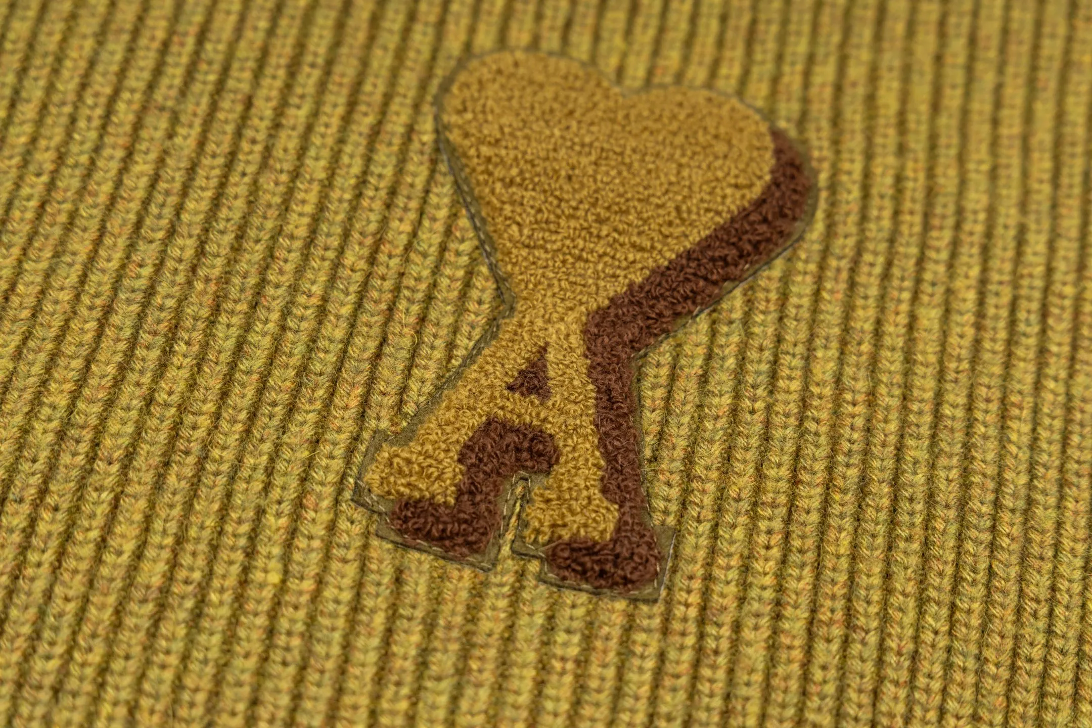 🅿️620 [Exclusive supply] Ami love towel embroidered contrasting color V-neck knitted cardigan (green). The original version was purchased for 2,824 and developed. The fabric is made of alpaca wool to maintain a stable shape. The stitching is even and firm, and the details are meticulously handled, reflecting the brand's strict control over quality. The overall design is simple and elegant, suitable for various occasions. Whether it is business or leisure, it can show an elegant and decent style. The overall wiring is straight and delicate, the fabric is comfortable and soft, and the color is consistent without color difference. It can be matched with the same style to create a fashionable look, and can be used in various occasions. Customized accessories, complete with three standards, the same style for men and women. Size:S-M-L-XL