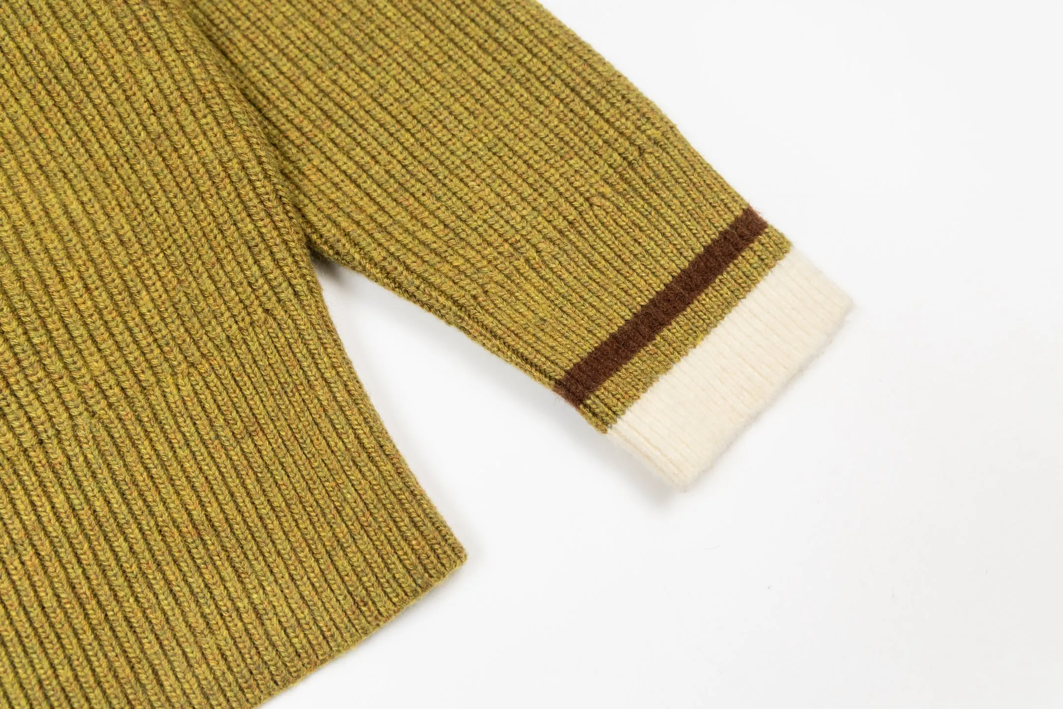 🅿️620 [Exclusive supply] Ami love towel embroidered contrasting color V-neck knitted cardigan (green). The original version was purchased for 2,824 and developed. The fabric is made of alpaca wool to maintain a stable shape. The stitching is even and firm, and the details are meticulously handled, reflecting the brand's strict control over quality. The overall design is simple and elegant, suitable for various occasions. Whether it is business or leisure, it can show an elegant and decent style. The overall wiring is straight and delicate, the fabric is comfortable and soft, and the color is consistent without color difference. It can be matched with the same style to create a fashionable look, and can be used in various occasions. Customized accessories, complete with three standards, the same style for men and women. Size:S-M-L-XL