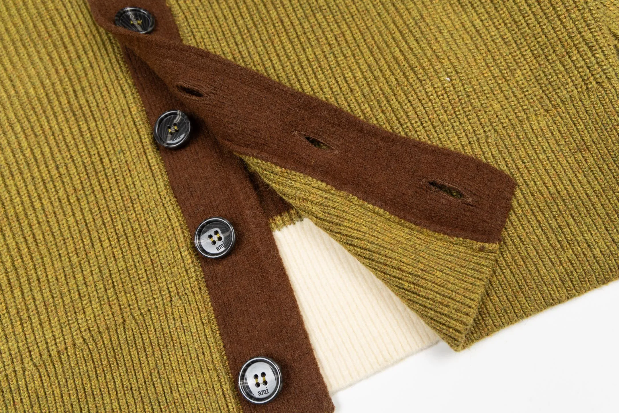 🅿️620 [Exclusive supply] Ami love towel embroidered contrasting color V-neck knitted cardigan (green). The original version was purchased for 2,824 and developed. The fabric is made of alpaca wool to maintain a stable shape. The stitching is even and firm, and the details are meticulously handled, reflecting the brand's strict control over quality. The overall design is simple and elegant, suitable for various occasions. Whether it is business or leisure, it can show an elegant and decent style. The overall wiring is straight and delicate, the fabric is comfortable and soft, and the color is consistent without color difference. It can be matched with the same style to create a fashionable look, and can be used in various occasions. Customized accessories, complete with three standards, the same style for men and women. Size:S-M-L-XL