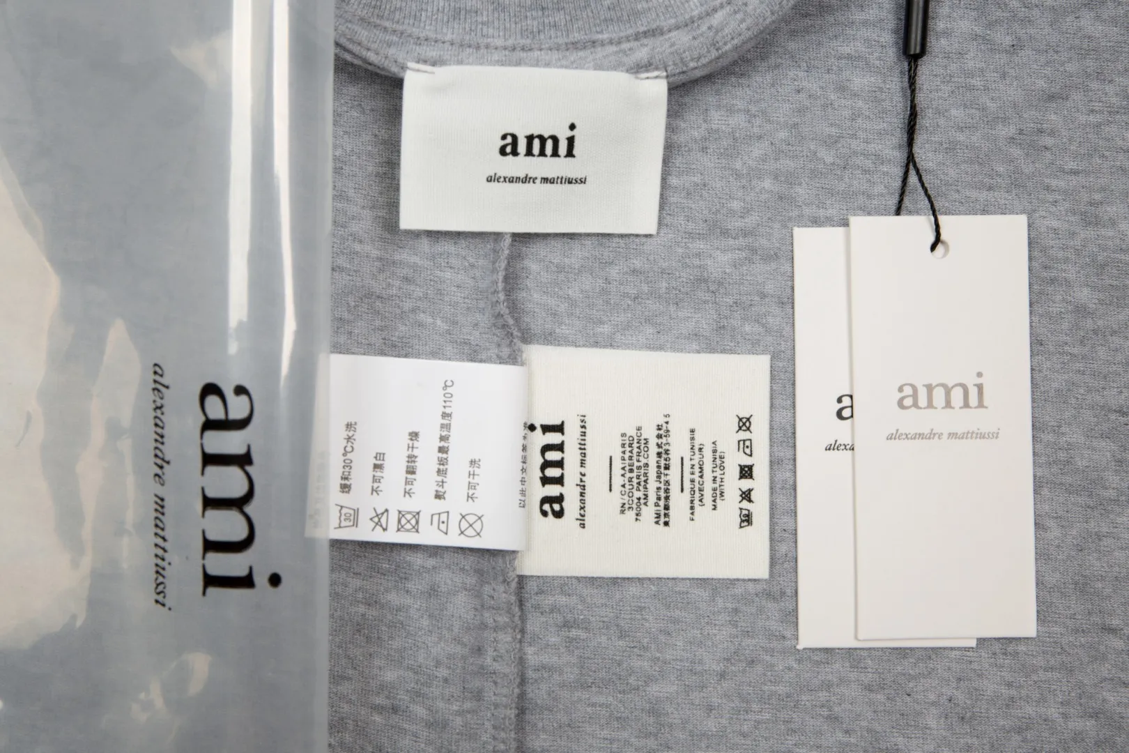 Ami Amy 2024ss autumn classic small embroidered love short sleeves. We have been making this style for the third year. At the beginning, there were no counters in mainland China. We were already making it. The quality and details are invincible. Order with confidence and pay attention to the details. ✅2024 newly upgraded two-end folded handmade main wheat. Restore counter. ✅240G Xinjiang long-staple cotton top double yarn. The shrinkage rate is controlled at 2%. Export-grade solid color quality. It is truly not easy to deform, shrink or fade. ✅The maximum size can be worn up to 230 pounds. There is no pressure to export to Europe and the United States. Sizes S-XL. Color: 7 colors, white, black, gray, colorful blue, navy blue, dark green, coffee.