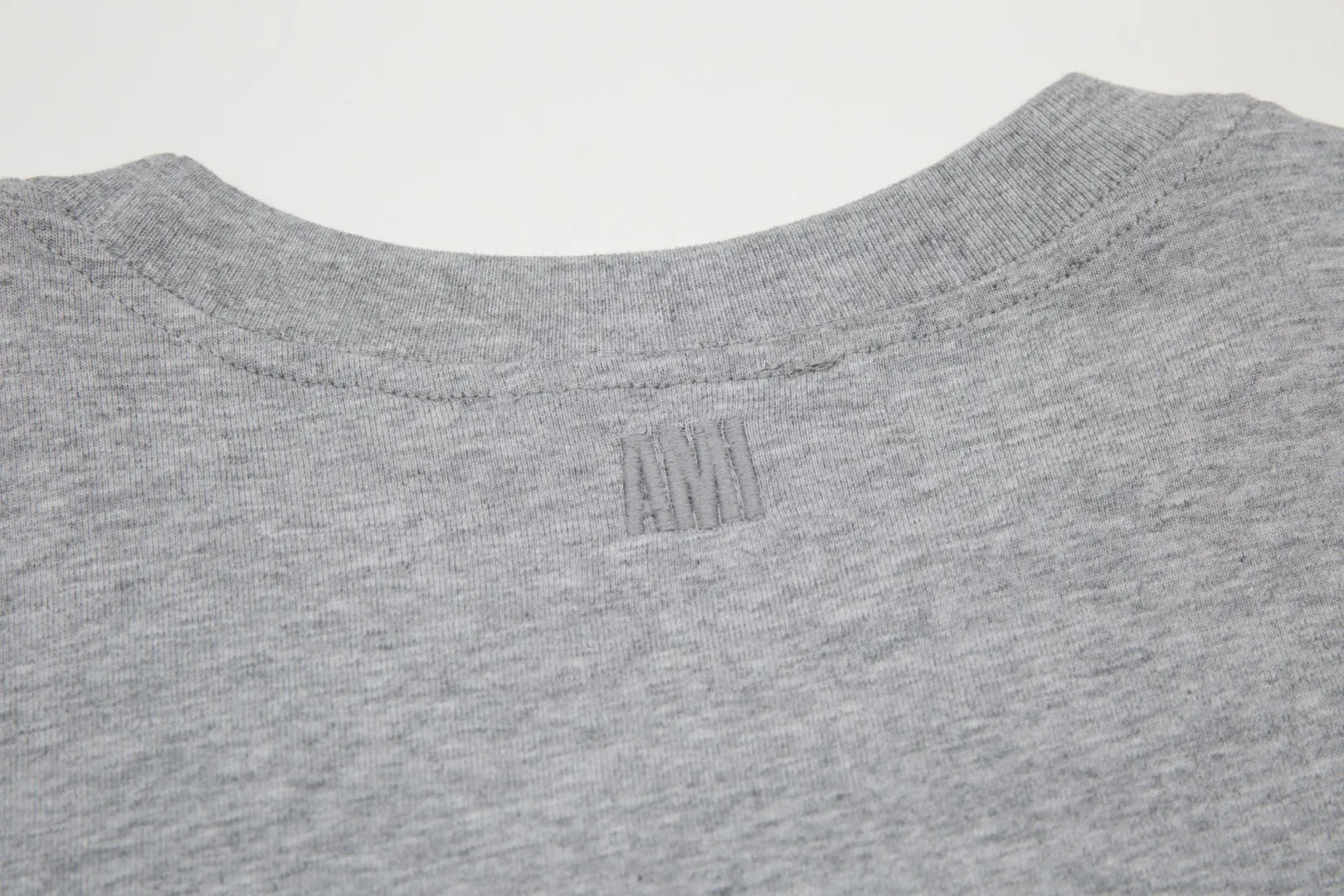 Ami Amy 2024ss autumn classic small embroidered love short sleeves. We have been making this style for the third year. At the beginning, there were no counters in mainland China. We were already making it. The quality and details are invincible. Order with confidence and pay attention to the details. ✅2024 newly upgraded two-end folded handmade main wheat. Restore counter. ✅240G Xinjiang long-staple cotton top double yarn. The shrinkage rate is controlled at 2%. Export-grade solid color quality. It is truly not easy to deform, shrink or fade. ✅The maximum size can be worn up to 230 pounds. There is no pressure to export to Europe and the United States. Sizes S-XL. Color: 7 colors, white, black, gray, colorful blue, navy blue, dark green, coffee.