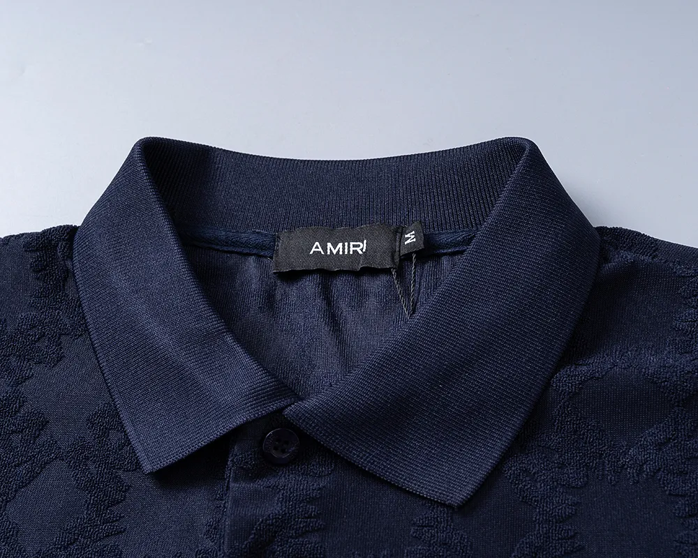P150 Mili's 2026 spring and summer official website's new lapel T-shirt is made of towel jacquard fabric and embroidered on the chest. It is handsome, the fabric is comfortable, the workmanship is rigorous, and the stitching is neat. Good upper body effect·Size M-3XL Sapphire Blue