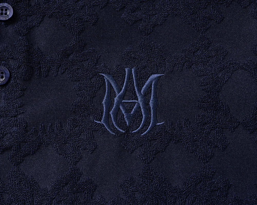 P150 Mili's 2026 spring and summer official website's new lapel T-shirt is made of towel jacquard fabric and embroidered on the chest. It is handsome, the fabric is comfortable, the workmanship is rigorous, and the stitching is neat. Good upper body effect·Size M-3XL Sapphire Blue