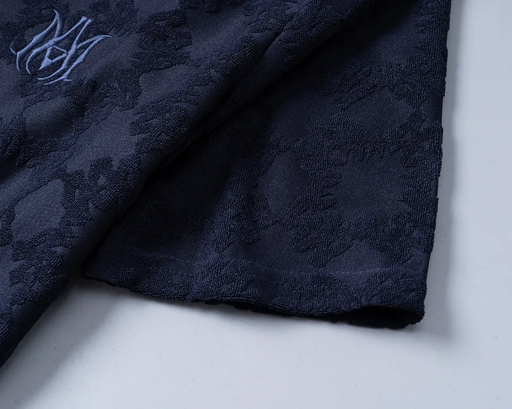 P150 Mili's 2026 spring and summer official website's new lapel T-shirt is made of towel jacquard fabric and embroidered on the chest. It is handsome, the fabric is comfortable, the workmanship is rigorous, and the stitching is neat. Good upper body effect·Size M-3XL Sapphire Blue