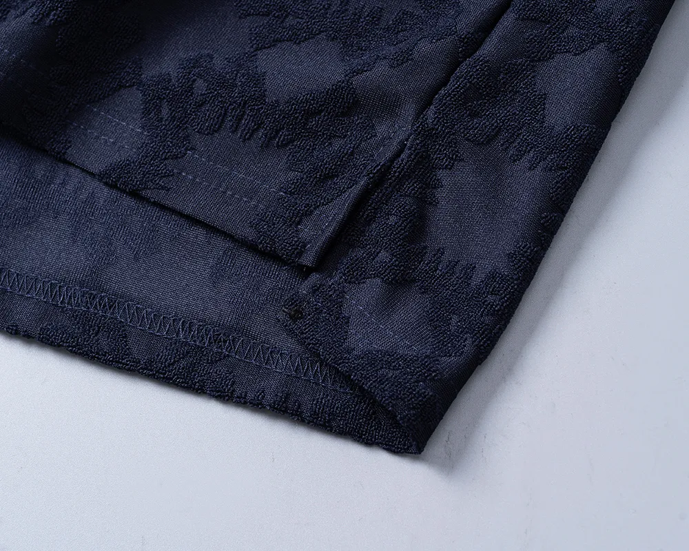 P150 Mili's 2026 spring and summer official website's new lapel T-shirt is made of towel jacquard fabric and embroidered on the chest. It is handsome, the fabric is comfortable, the workmanship is rigorous, and the stitching is neat. Good upper body effect·Size M-3XL Sapphire Blue