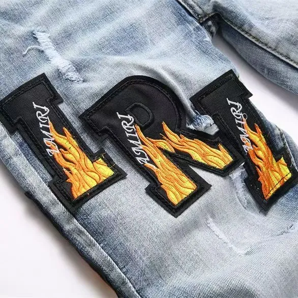 P180 Top replica AMIRI splash-ink medal patch embroidered jeans trousers AMIRI high street basic ripped tight stretch jeans trousers Amiriamiri is transliterated as Emil, which is the name of the founder. Mike Amiri, the founder of amiri, grew up in Los Angeles, USA. He was influenced by the local street culture Rock since he was a child, so he founded the amiri brand named after himself. A variety of trendy brand clothing meets the needs of different fashion players. Amiri clothing has novel and unique styles and is a well-known street brand in the United States. Many of its styles and styles are loved by many street photographers. Various clothing styles meet the needs of different people, show their unique temperament, and show the trend of dressing. amiri's jeans are relatively famous. Not only do they have many styles, but the quality of the jeans is also very good. Many celebrities have also worn amiri brand jeans.  The jeans of the amiri brand break through the production process and cutting of the original jeans. The fabrics are relatively soft and comfortable, and are not as hard as some jeans, which can irritate the skin and cause the skin to bleed when worn. Los Angeles trendy brand Amiri's jeans are made with great detail from tailoring to texture, adding wrinkles, bullet holes, damage and other details to add to the trendiness of the jeans. You can choose the style that suits you according to your own needs. Only when you wear a suitable style can you have a certain sense of fashion.  In recent years, high street has become a word that appears more and more frequently in men's clothing. High street style has also become an important direction for everyone's matching. High street related items are basically inseparable from oversize or off-shoulder tops. The lower body is matched with trackpants or tight-fitting denim. In my opinion, the most representative one is perhaps annihilation. Color; picture color Size: m l xl xxl