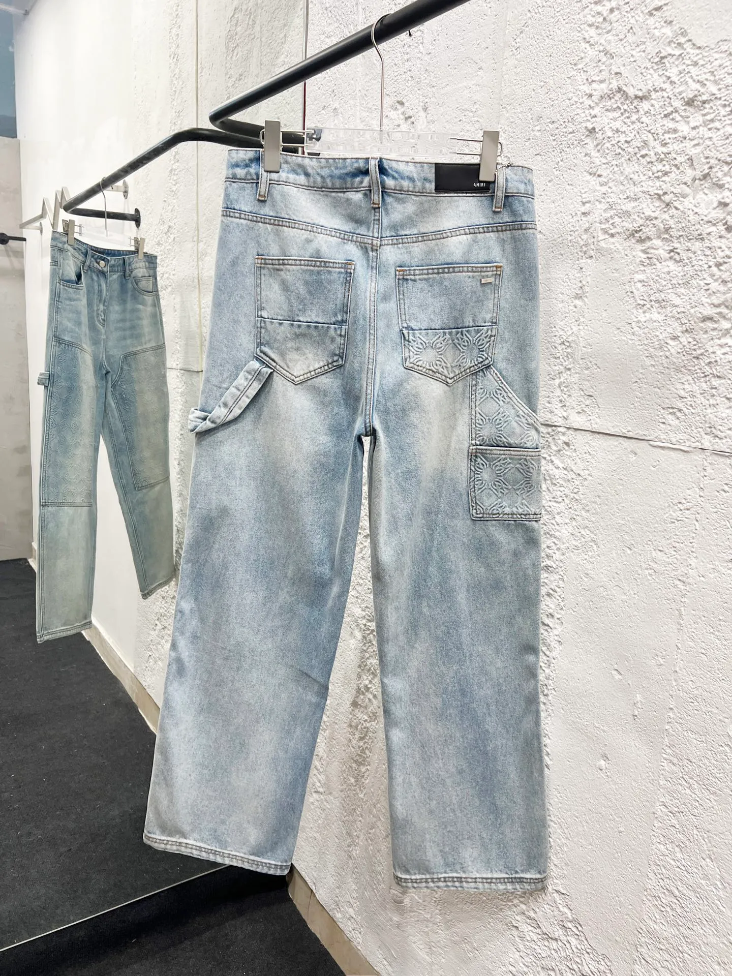 P260 Style No.: H873 AMIRI & AMIRI 2025 new heavy-duty embroidered lettering logging pants for couples, washed jeans, top ceiling quality, styles with different washed textures, very friendly to people with thin legs and thick legs, straight and slim fit, very flattering leg shape, moderate length that never goes out of style, easy and casual to match, basic styling for various styles, a must-have in the wardrobe! The fabric is stiff but also makes the upper body soft without losing texture. The washing process is even more perfect. It is a must-have item for everyone! ! ! Washed wheat, hang tag, pants label, three labels complete Color: blue Size: 30, 32, 34, 36