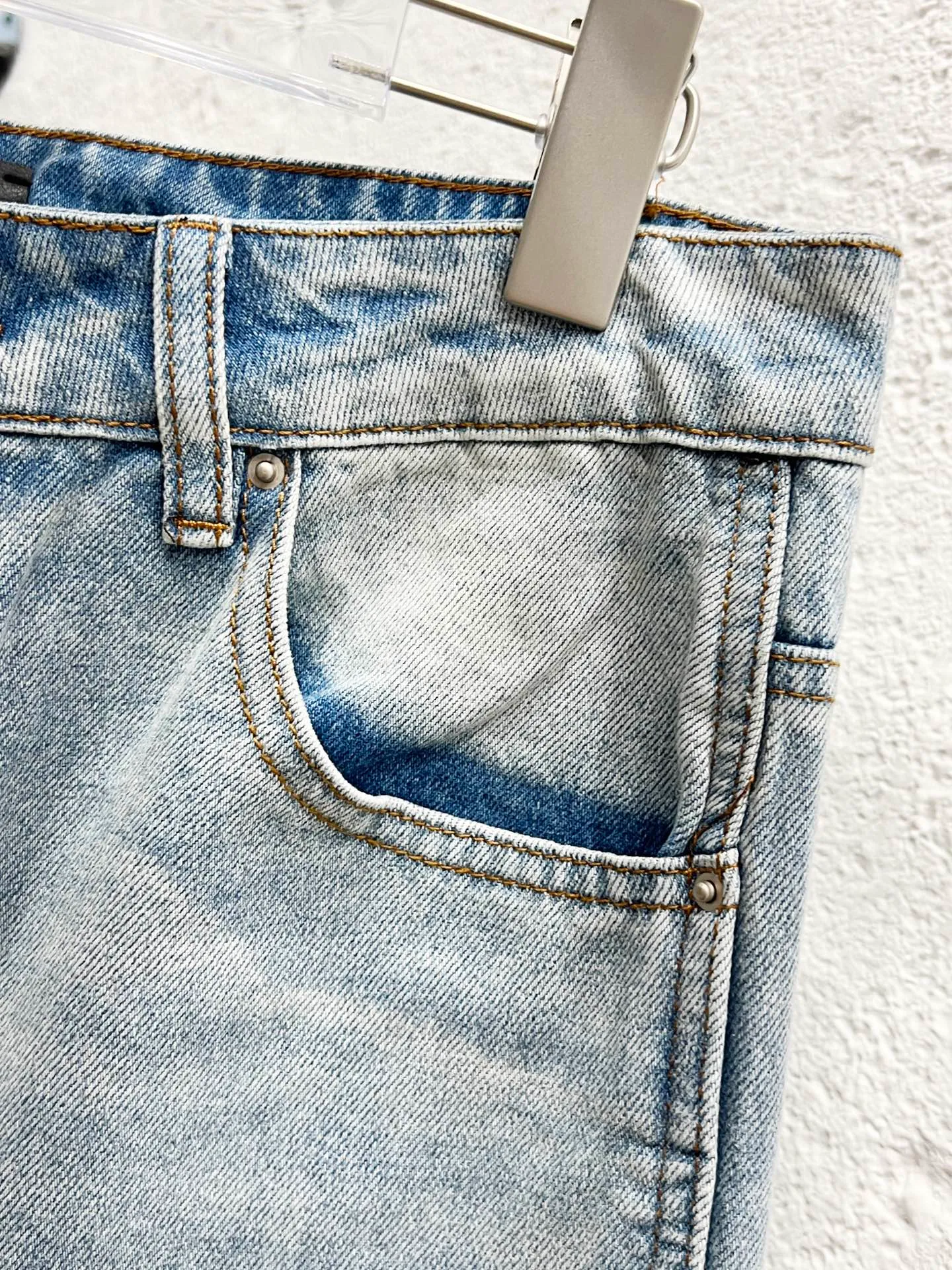P260 Style No.: H873 AMIRI & AMIRI 2025 new heavy-duty embroidered lettering logging pants for couples, washed jeans, top ceiling quality, styles with different washed textures, very friendly to people with thin legs and thick legs, straight and slim fit, very flattering leg shape, moderate length that never goes out of style, easy and casual to match, basic styling for various styles, a must-have in the wardrobe! The fabric is stiff but also makes the upper body soft without losing texture. The washing process is even more perfect. It is a must-have item for everyone! ! ! Washed wheat, hang tag, pants label, three labels complete Color: blue Size: 30, 32, 34, 36