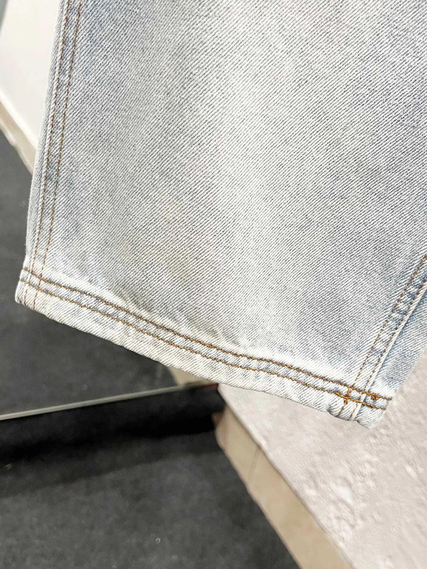 P260 Style No.: H873 AMIRI & AMIRI 2025 new heavy-duty embroidered lettering logging pants for couples, washed jeans, top ceiling quality, styles with different washed textures, very friendly to people with thin legs and thick legs, straight and slim fit, very flattering leg shape, moderate length that never goes out of style, easy and casual to match, basic styling for various styles, a must-have in the wardrobe! The fabric is stiff but also makes the upper body soft without losing texture. The washing process is even more perfect. It is a must-have item for everyone! ! ! Washed wheat, hang tag, pants label, three labels complete Color: blue Size: 30, 32, 34, 36