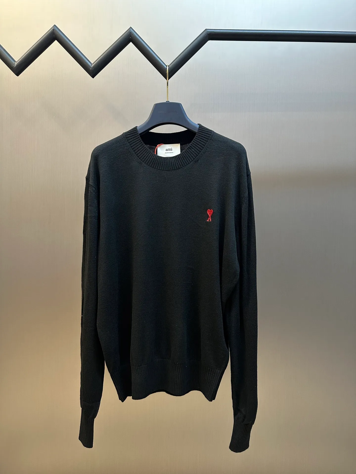 🅿️420 Ami Paris love embroidered sweater, custom-woven from luxurious and ultra-fine merino wool, with a bright red heart on the chest, adding a touch of agility and playfulness. Using imported machine embroidery technology, advanced computer control systems and precision mechanical components, Ami love embroidery operations are realized.  The garment washing water is softened and deodorized using professional washing equipment and specific detergents to deeply clean and deodorize the clothes, improving the feel and appearance of the clothes.  size：s m l xl